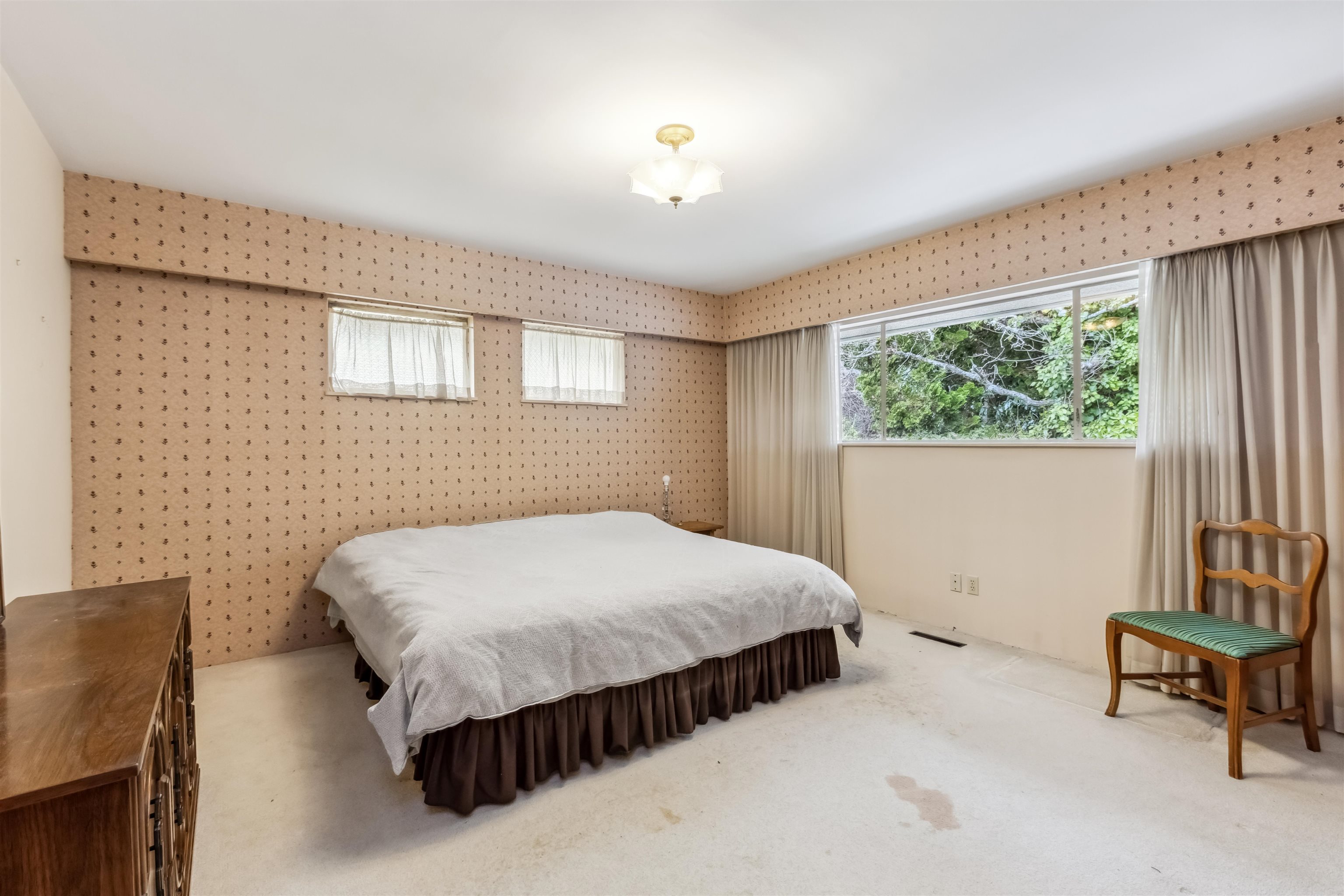 Listing image of 2575 QUEENS AVENUE