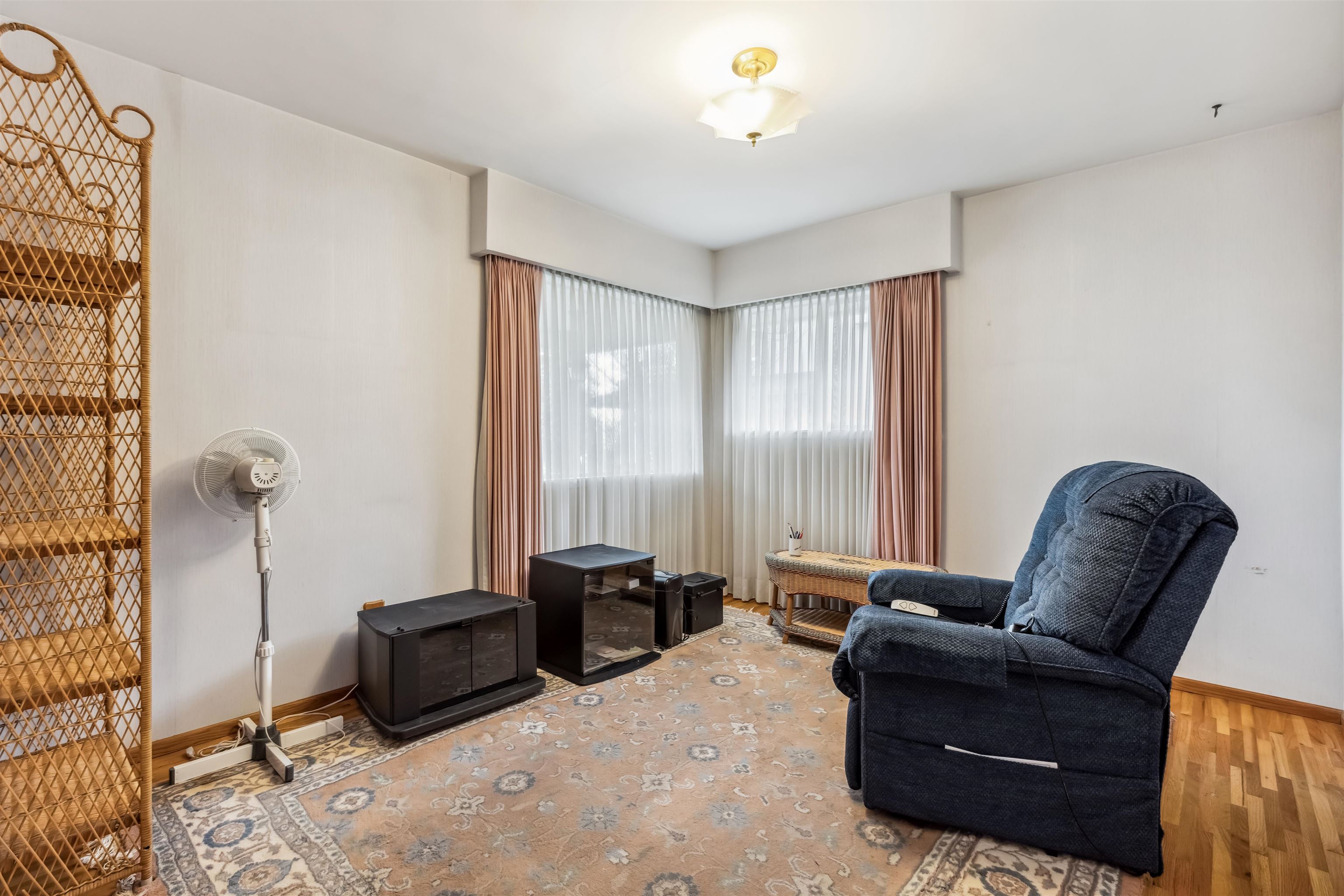 Listing image of 2575 QUEENS AVENUE