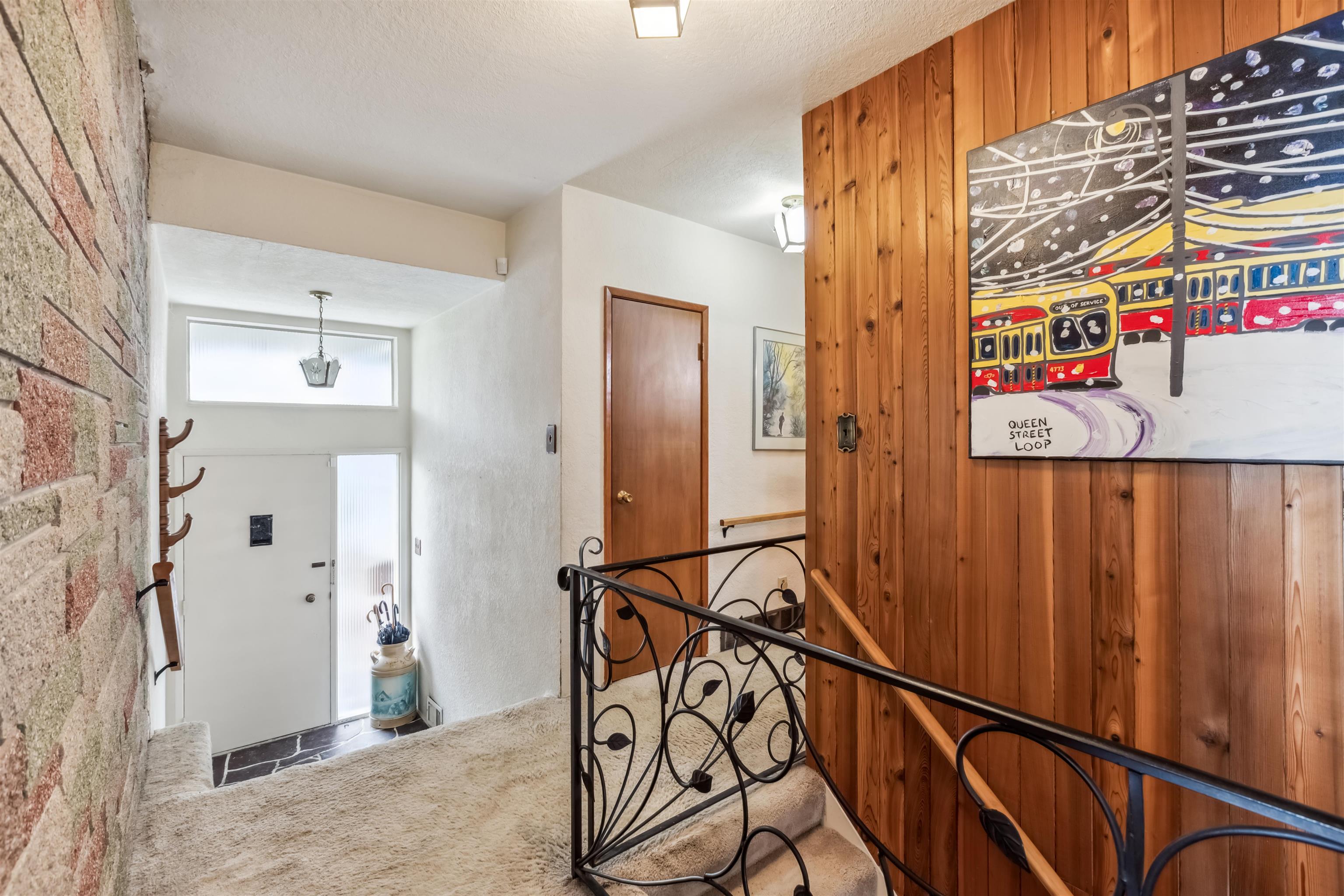 Listing image of 2575 QUEENS AVENUE