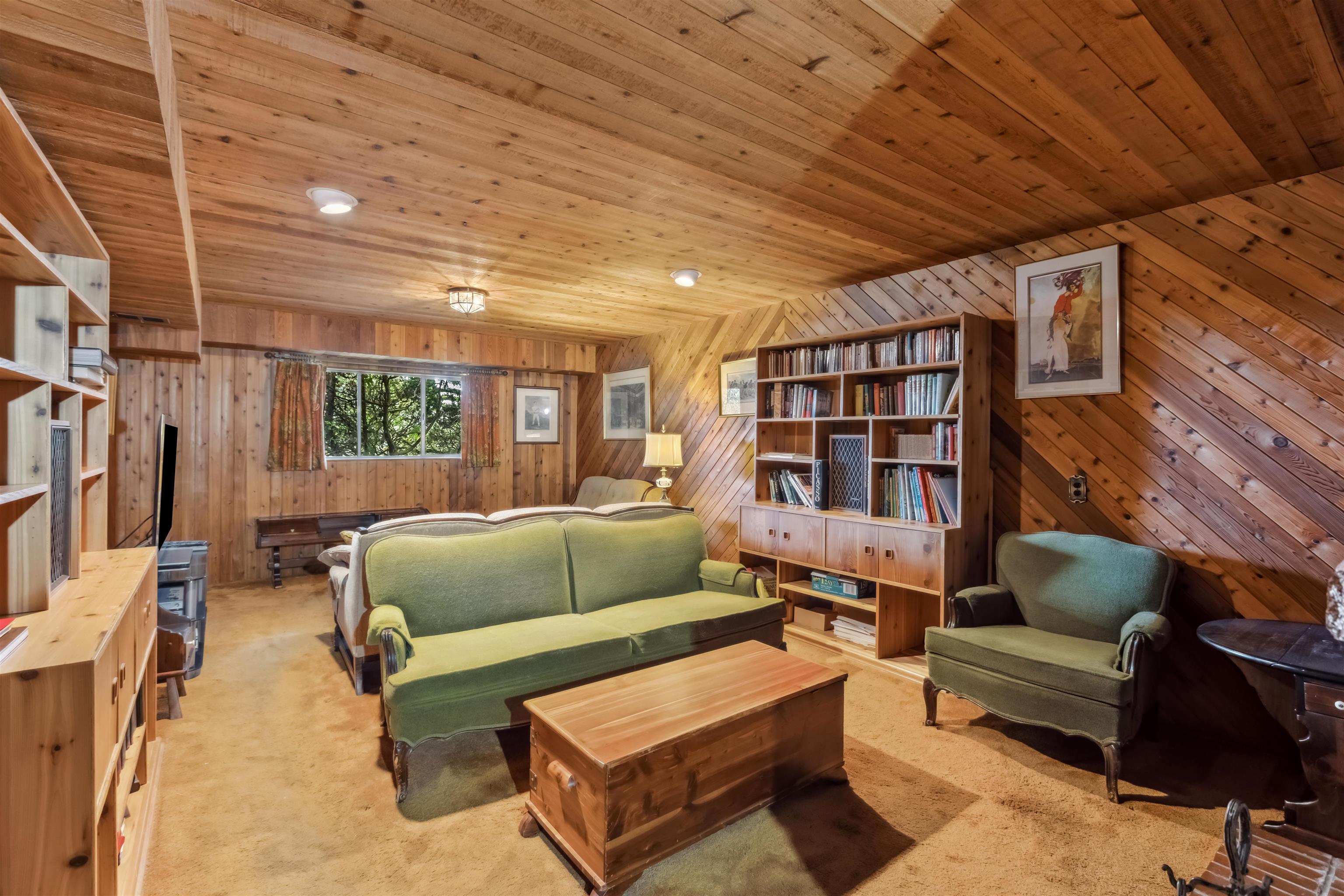 Listing image of 2575 QUEENS AVENUE