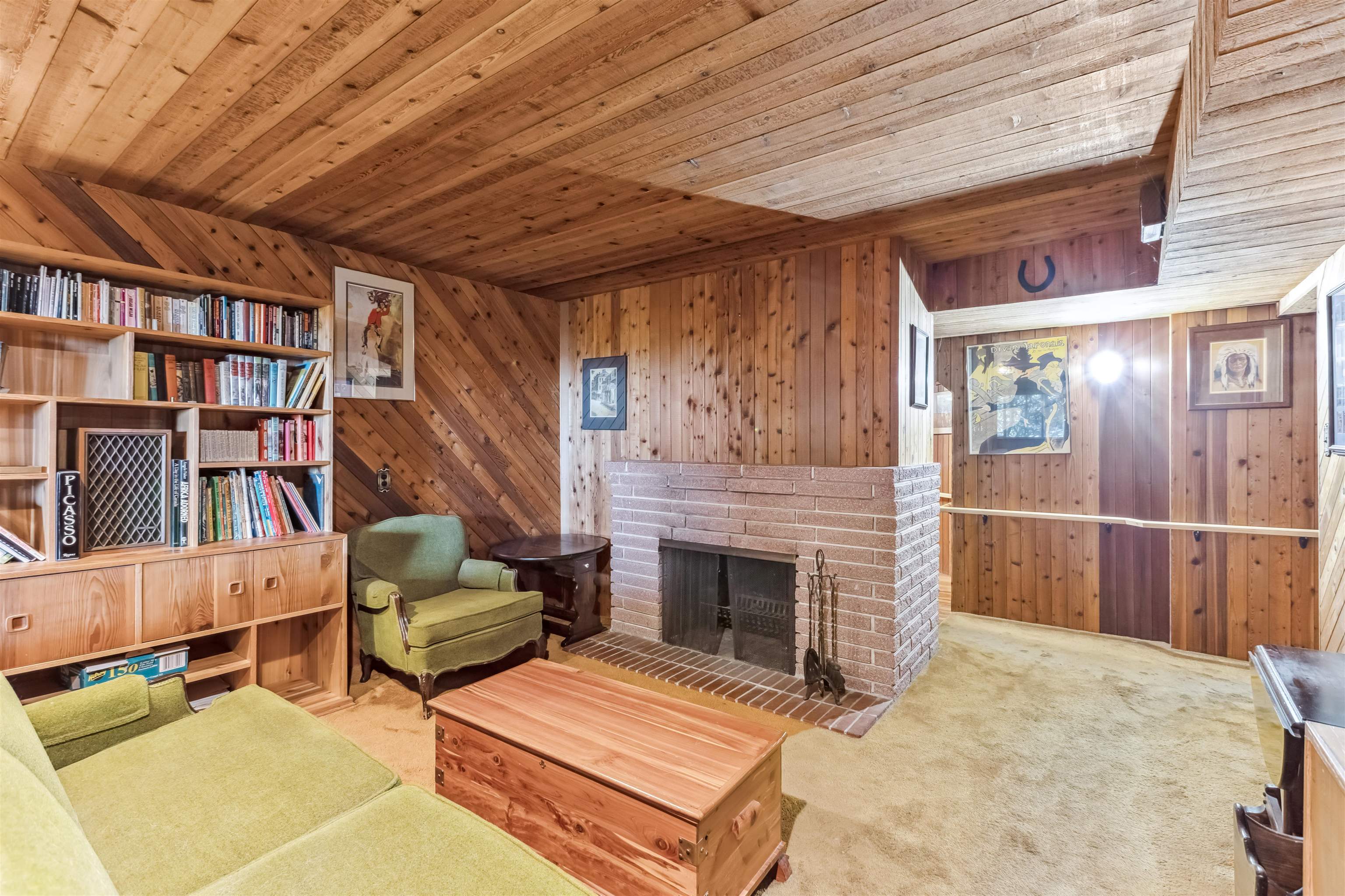 Listing image of 2575 QUEENS AVENUE