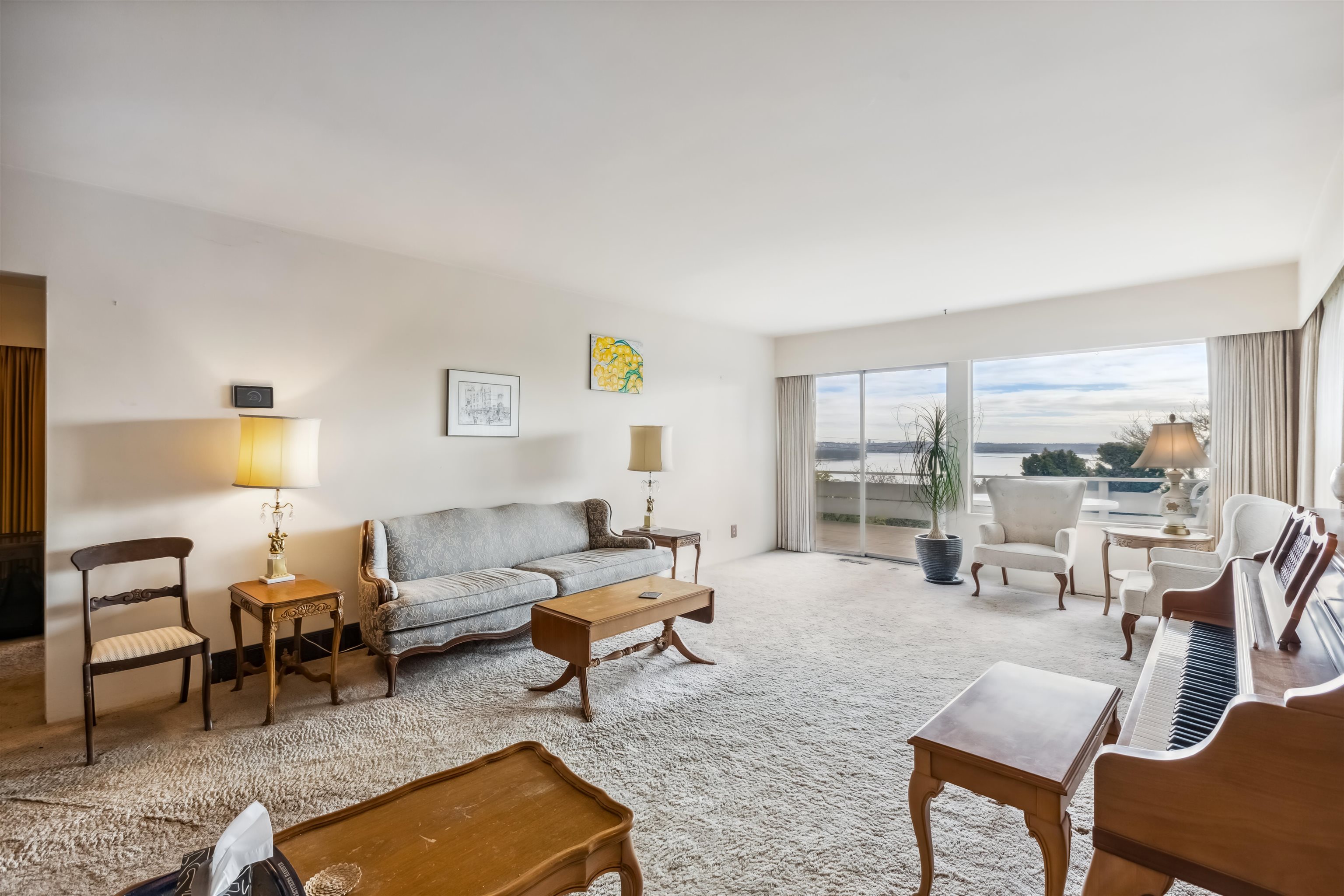 Listing image of 2575 QUEENS AVENUE