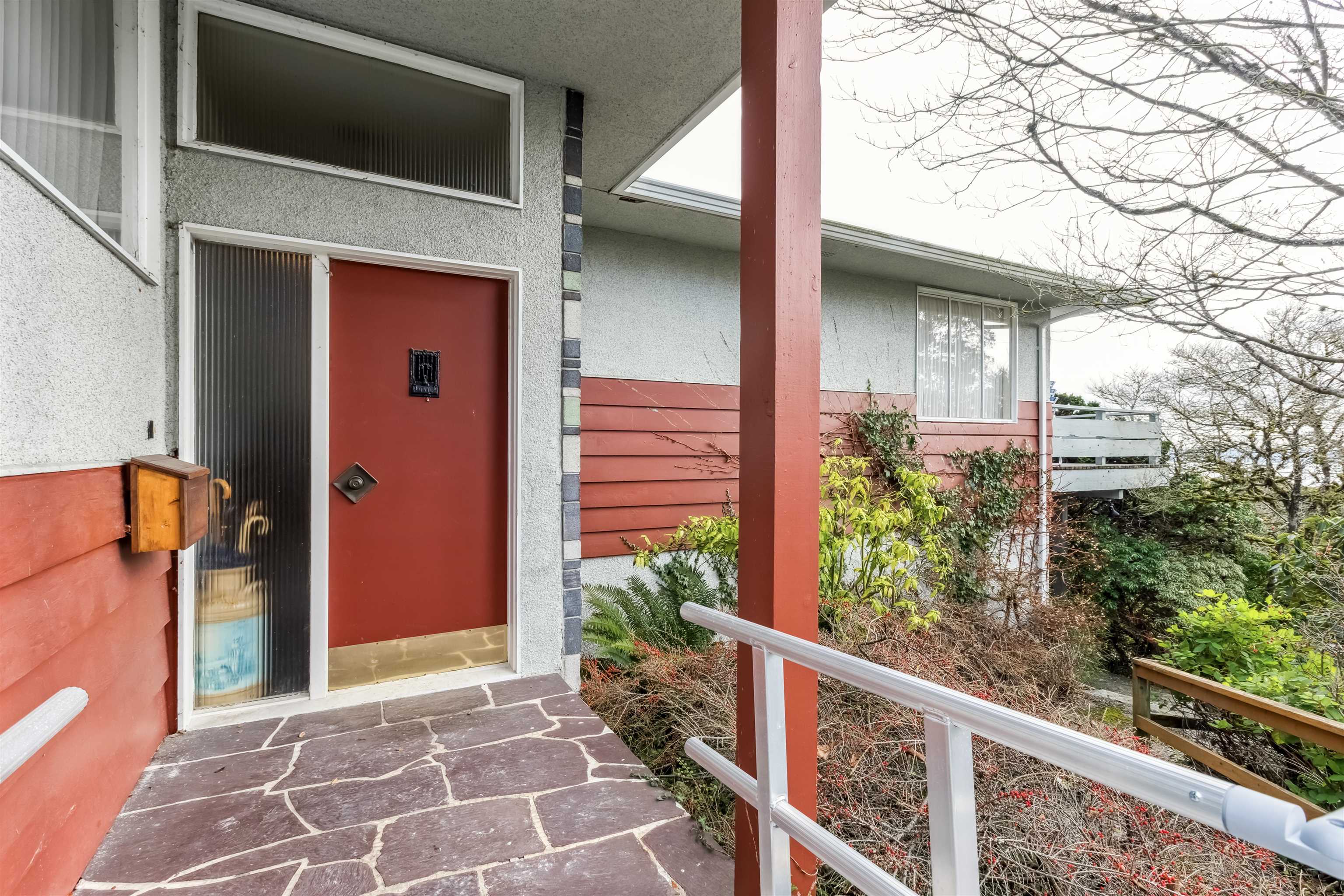 Listing image of 2575 QUEENS AVENUE