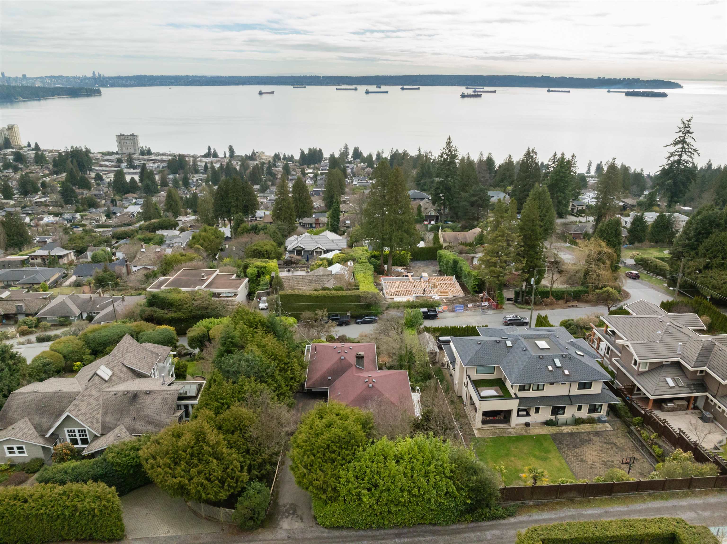Listing image of 2575 QUEENS AVENUE