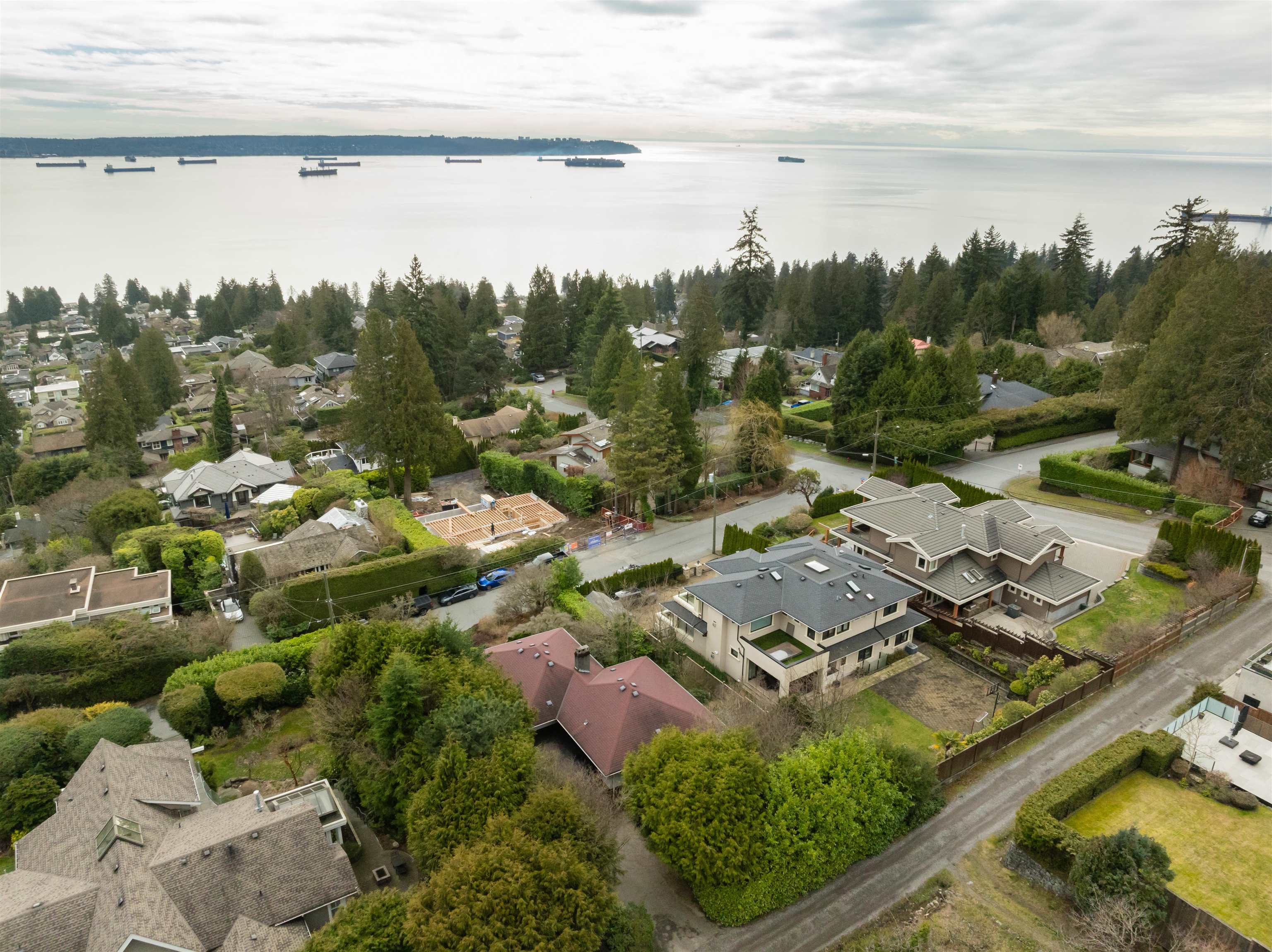 Listing image of 2575 QUEENS AVENUE