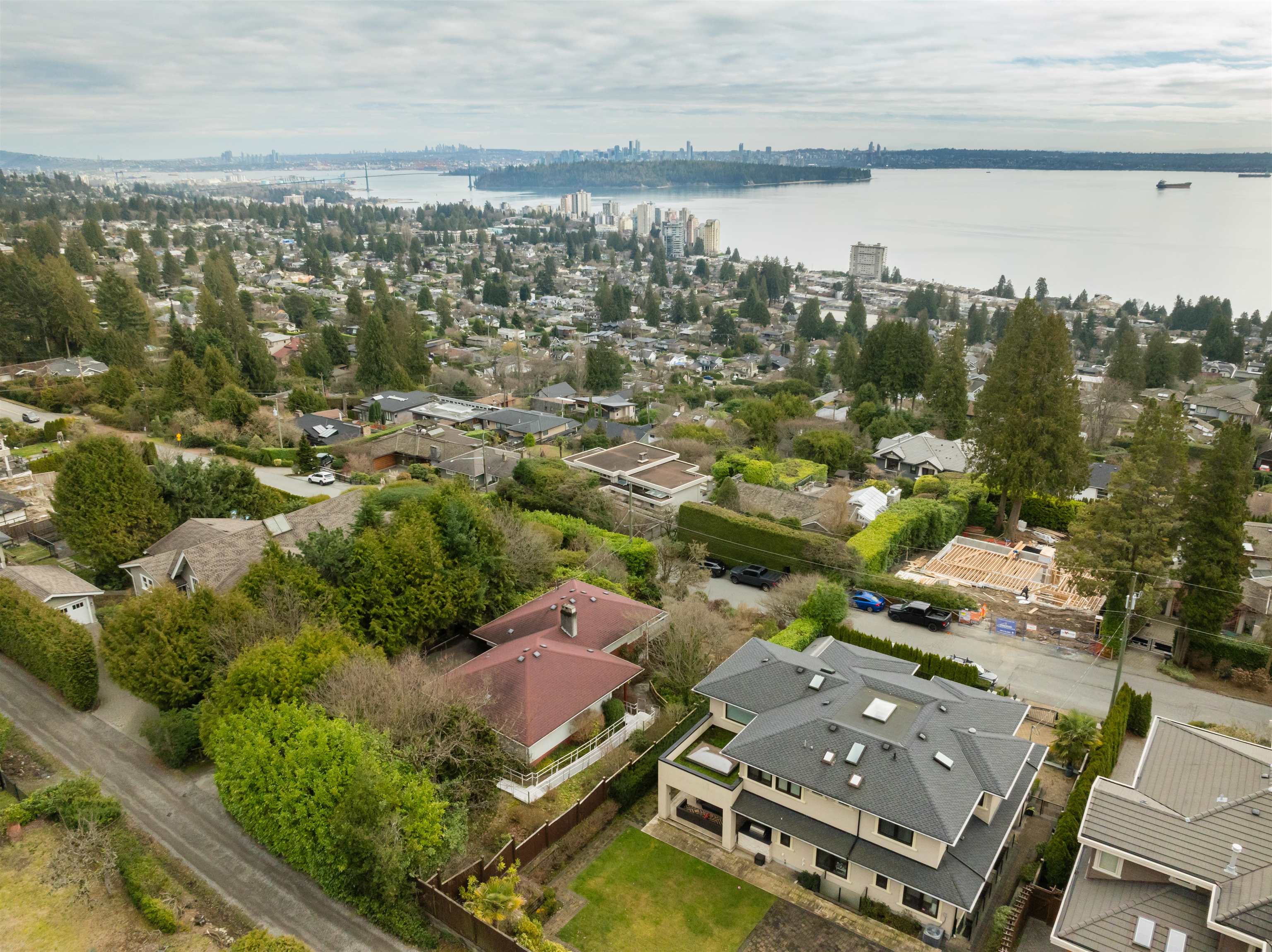 Listing image of 2575 QUEENS AVENUE