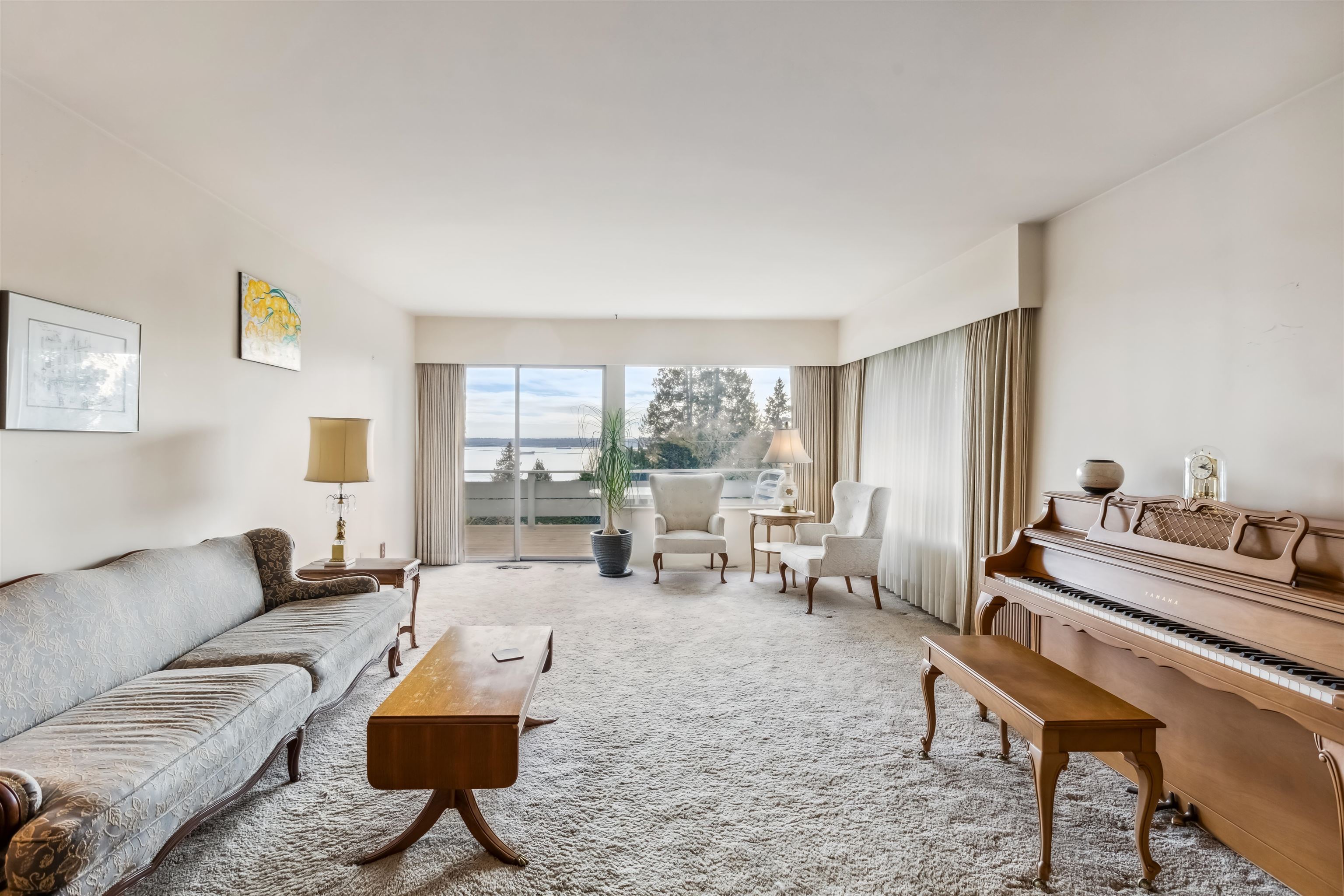 Listing image of 2575 QUEENS AVENUE