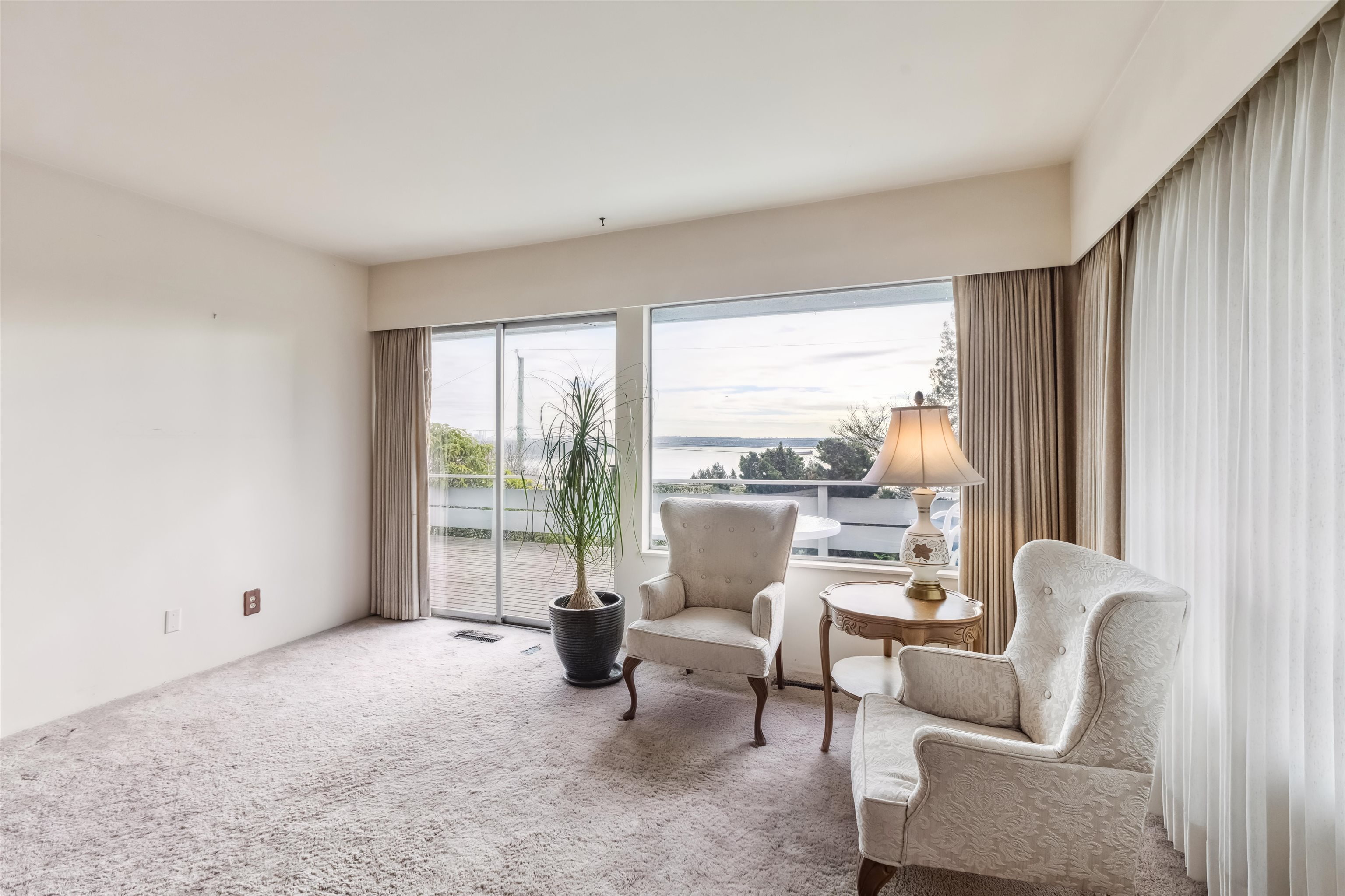 Listing image of 2575 QUEENS AVENUE