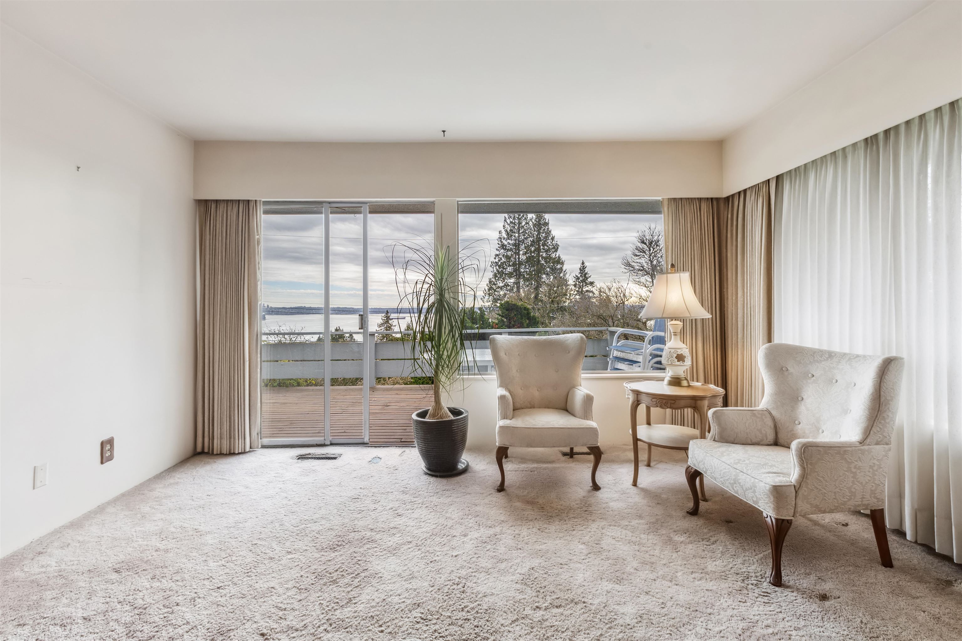 Listing image of 2575 QUEENS AVENUE