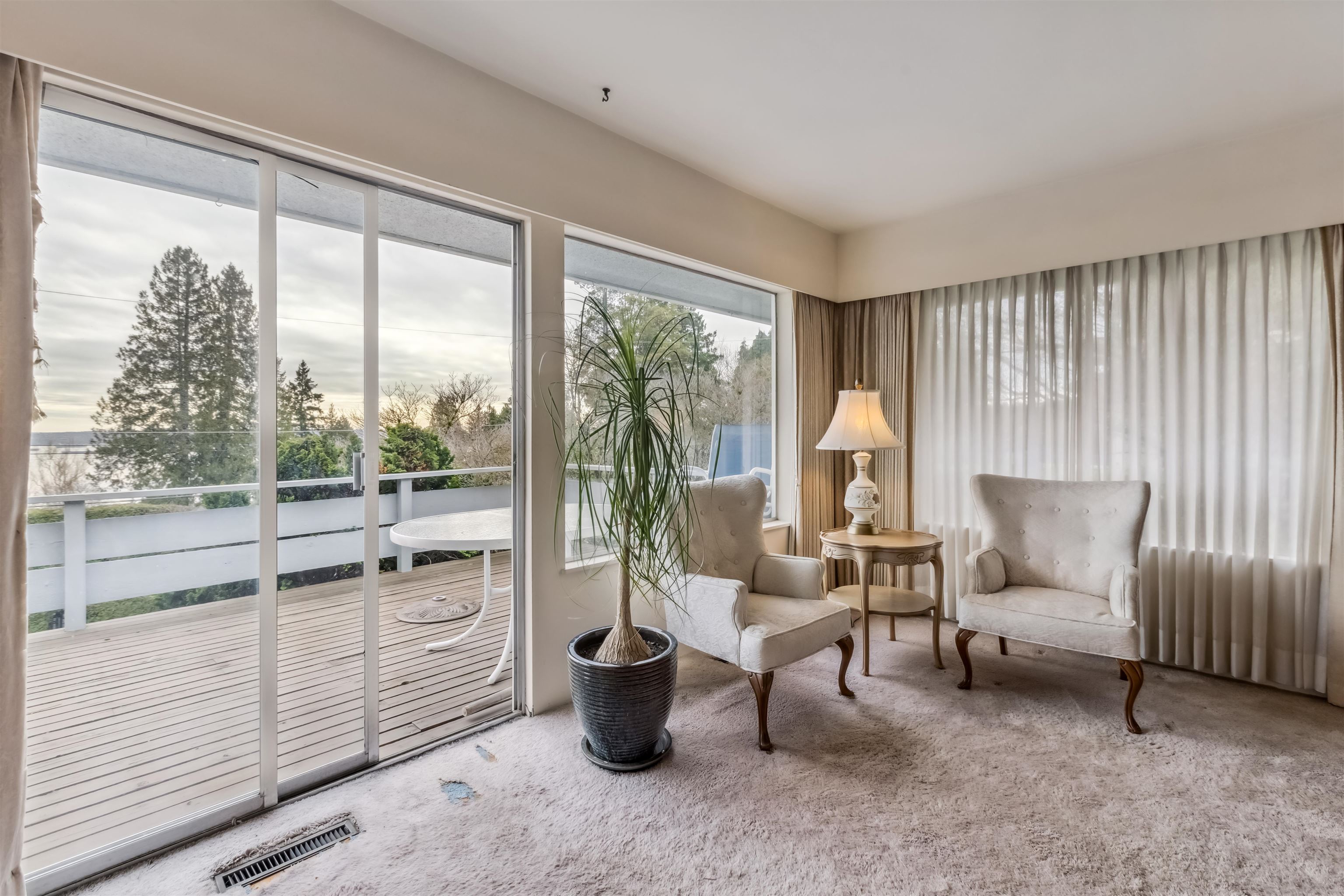 Listing image of 2575 QUEENS AVENUE