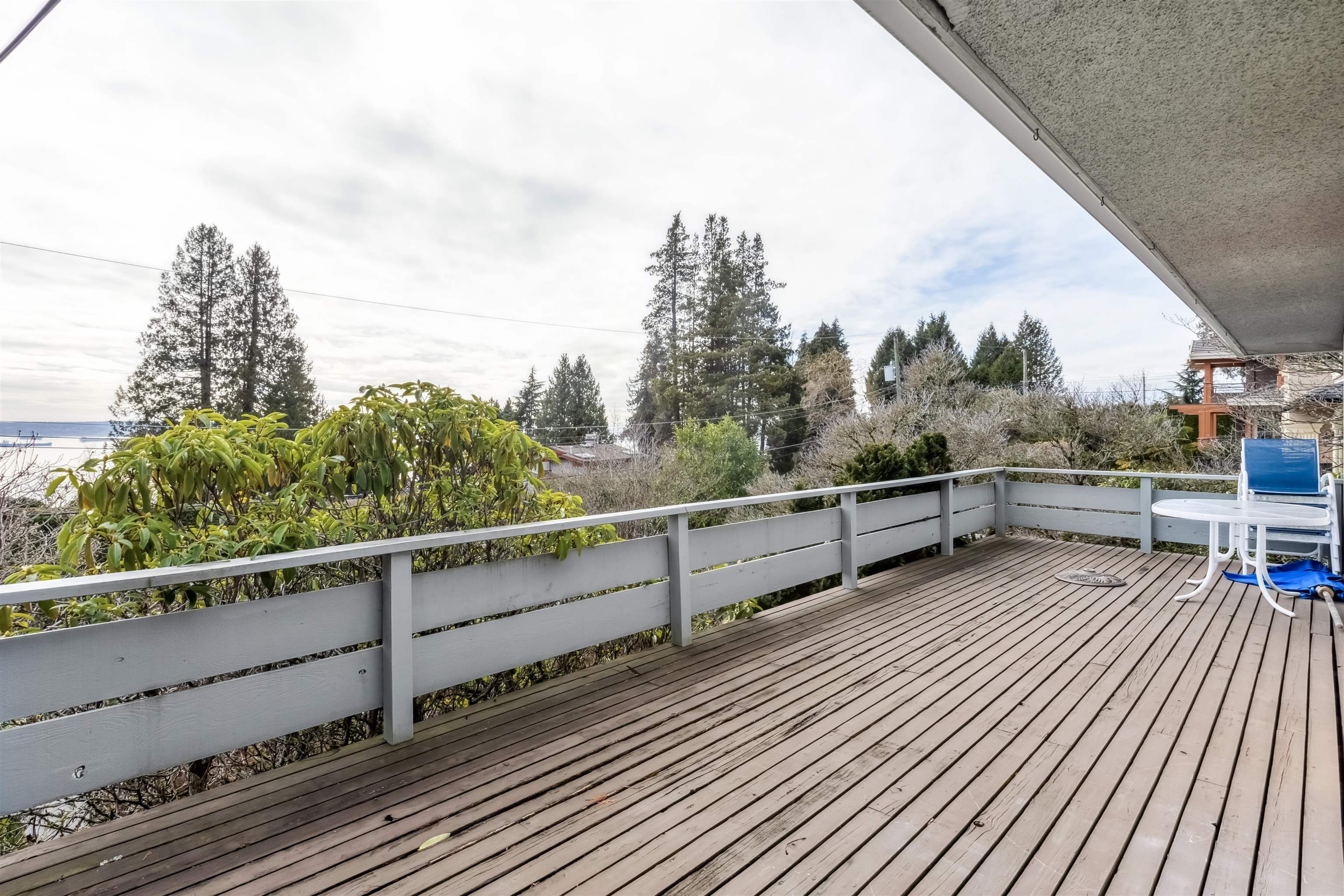Listing image of 2575 QUEENS AVENUE
