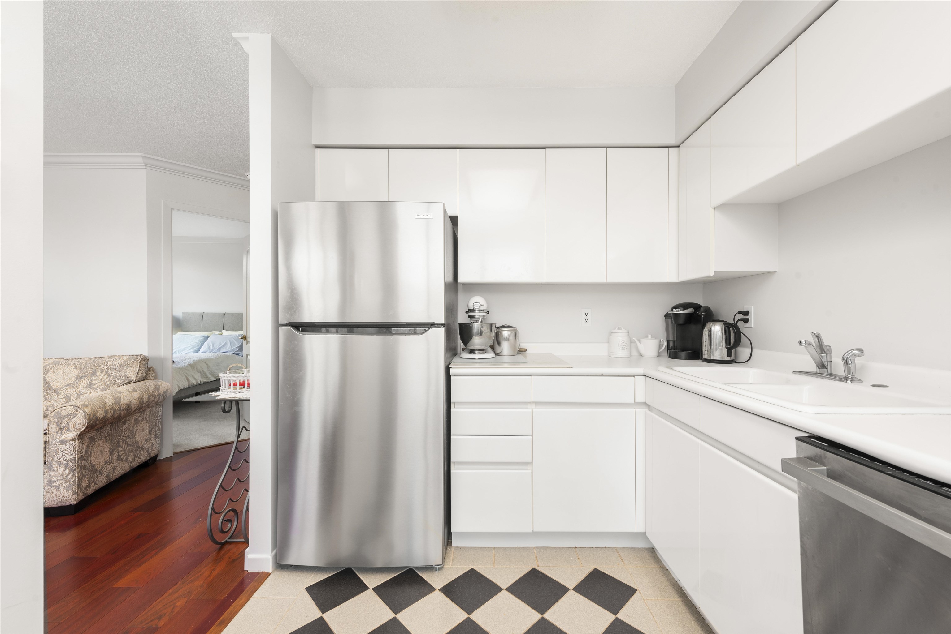 Listing image of 406 1327 E KEITH ROAD