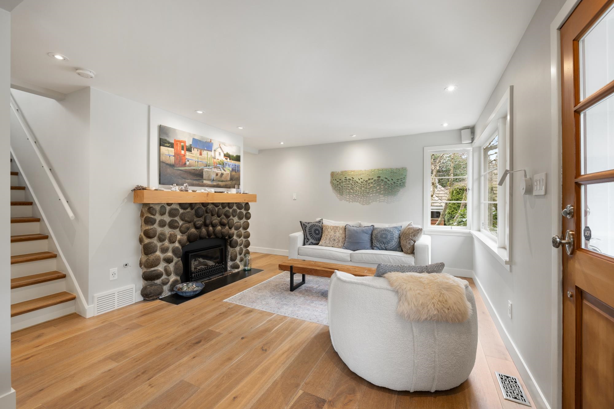 Listing image of 5648 EAGLE HARBOUR ROAD
