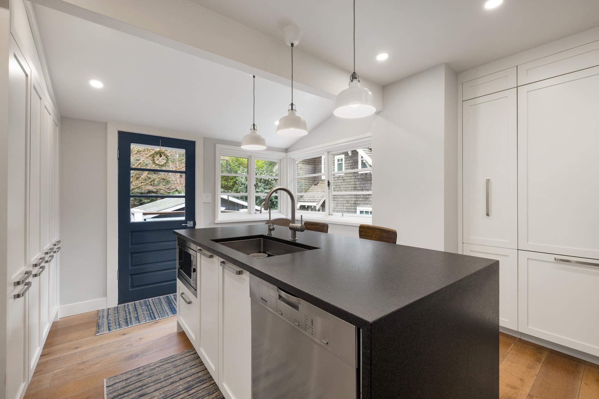 Listing image of 5648 EAGLE HARBOUR ROAD