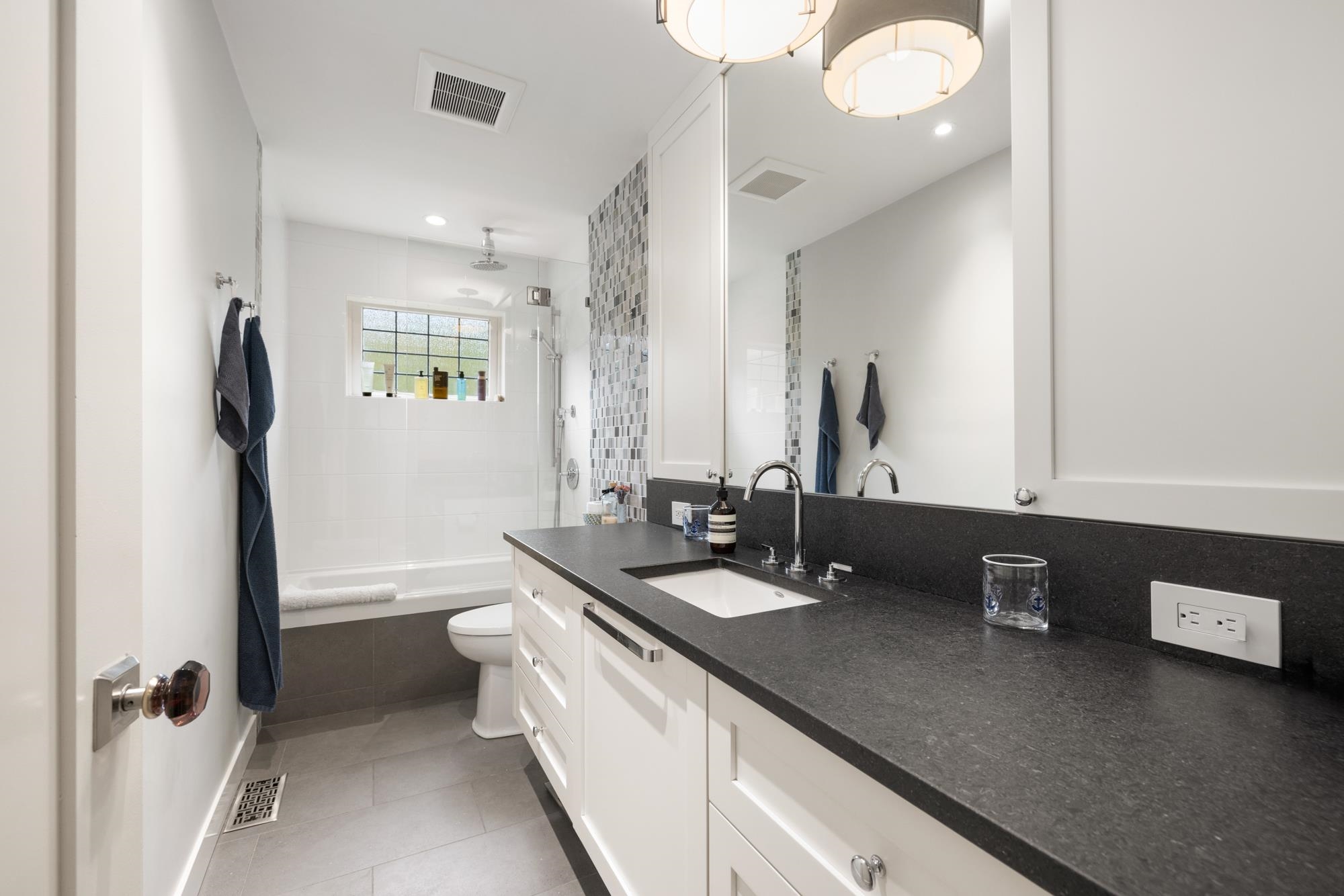 Listing image of 5648 EAGLE HARBOUR ROAD