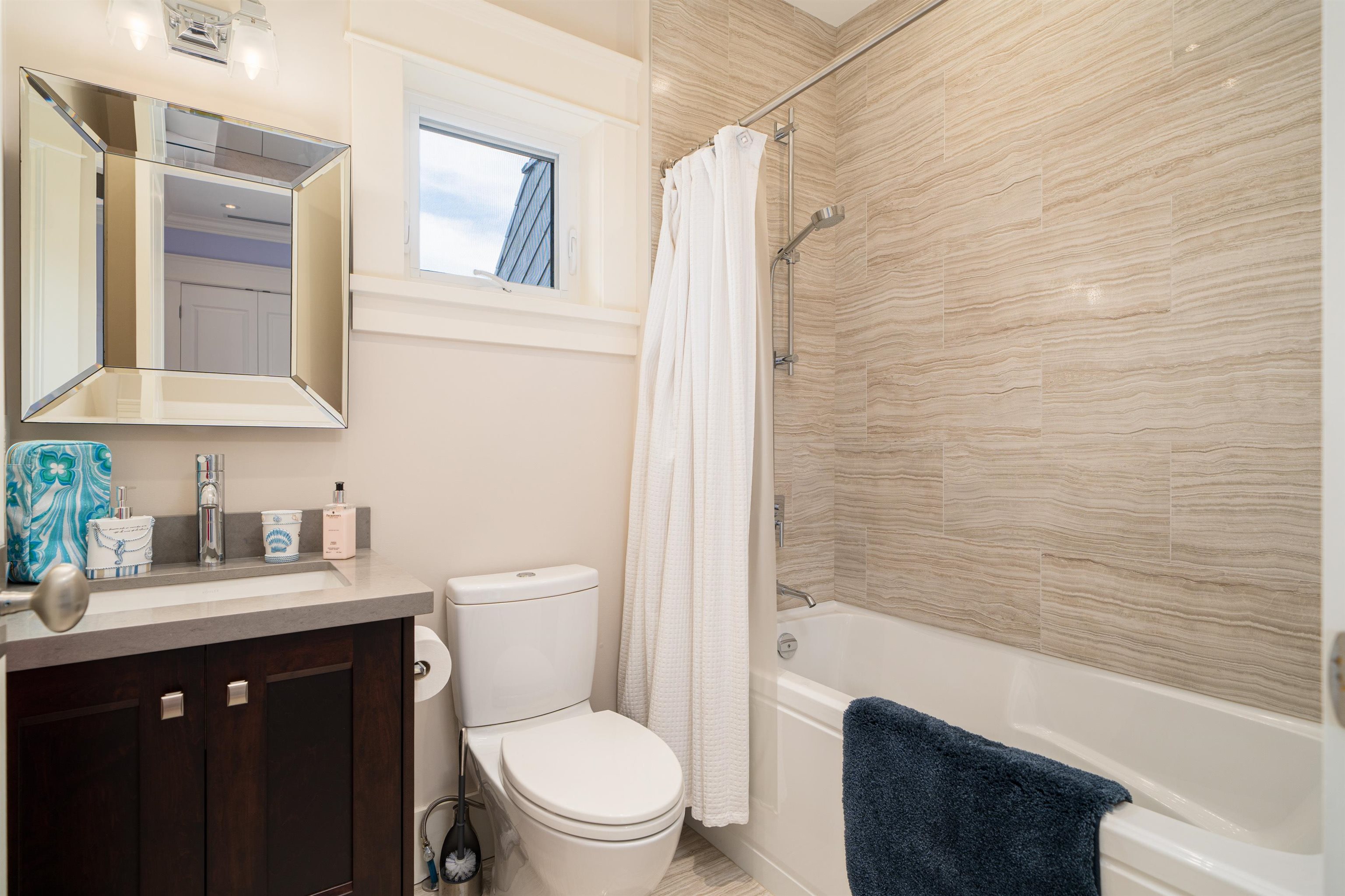 Listing image of 2285 KINGS AVENUE