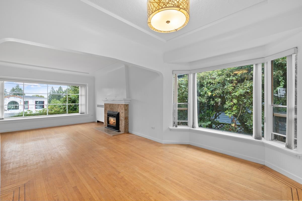 Listing image of 1561 JEFFERSON AVENUE