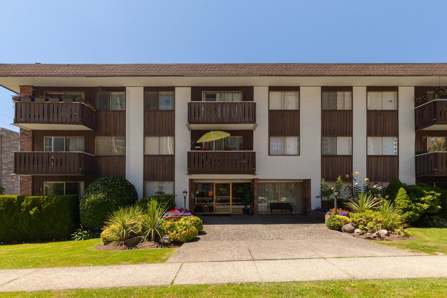 Listing image of 116 1345 CHESTERFIELD AVENUE