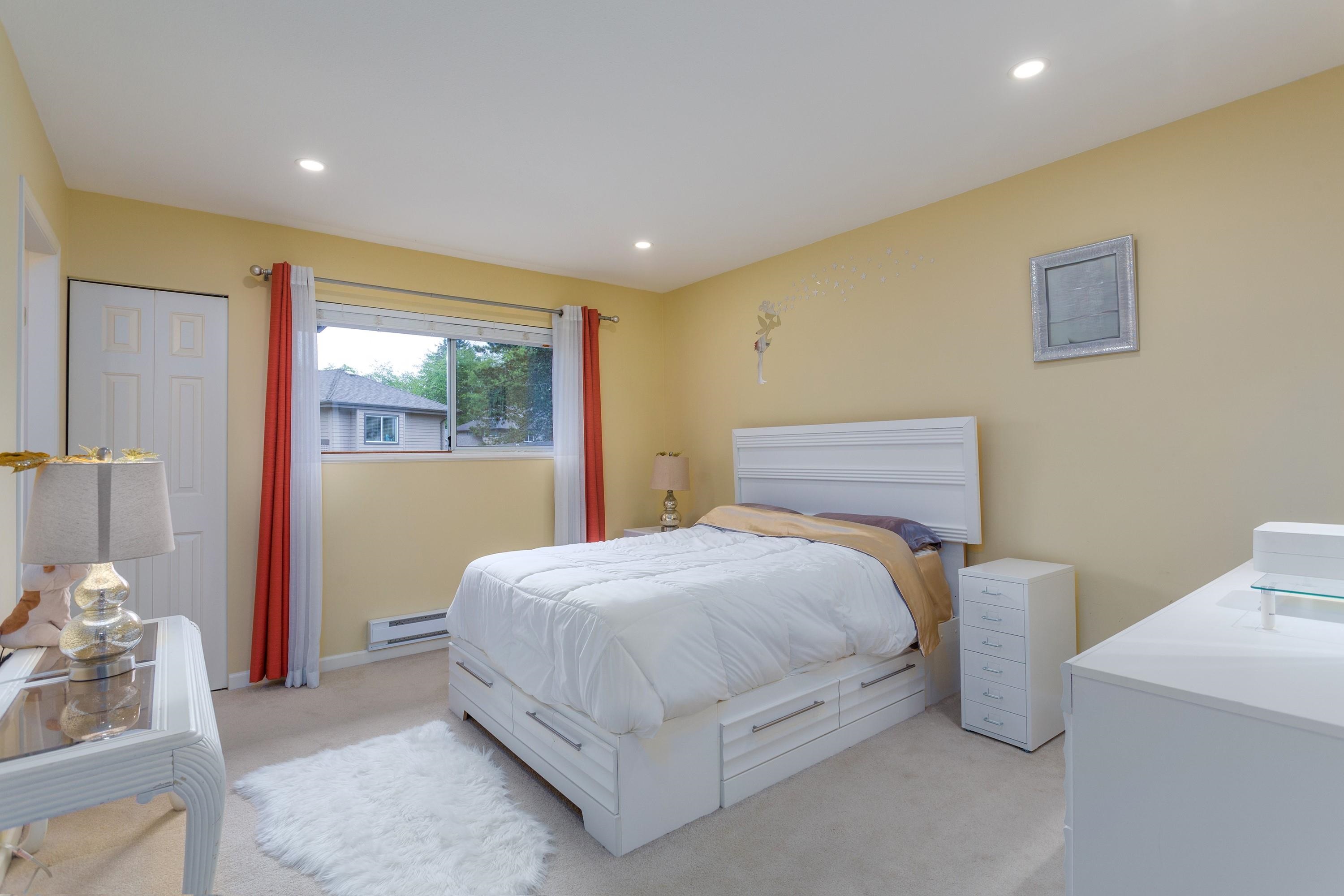 Listing image of 810 ROCHE POINT DRIVE