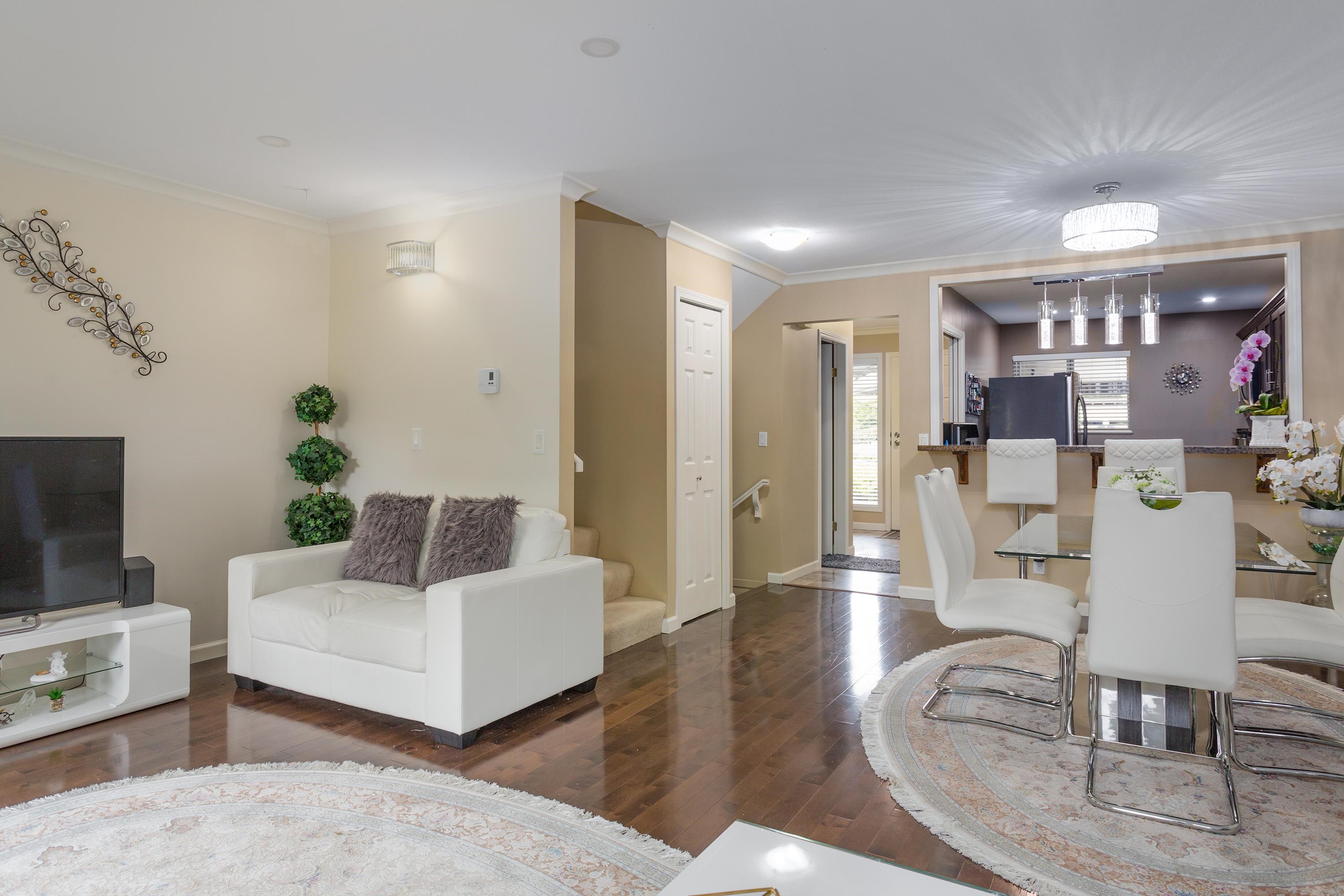 Listing image of 810 ROCHE POINT DRIVE