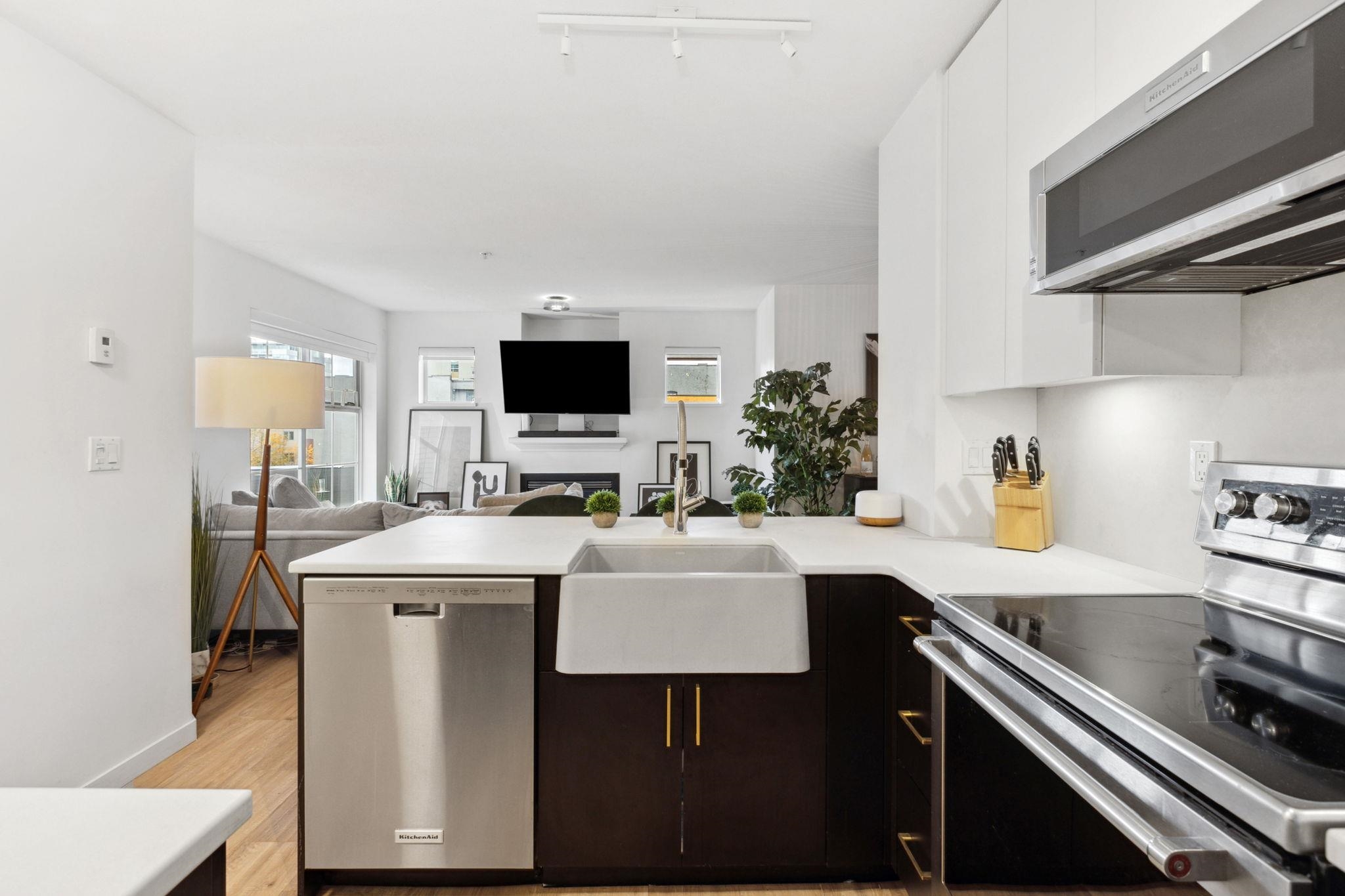 Listing image of 300 137 E 1ST STREET