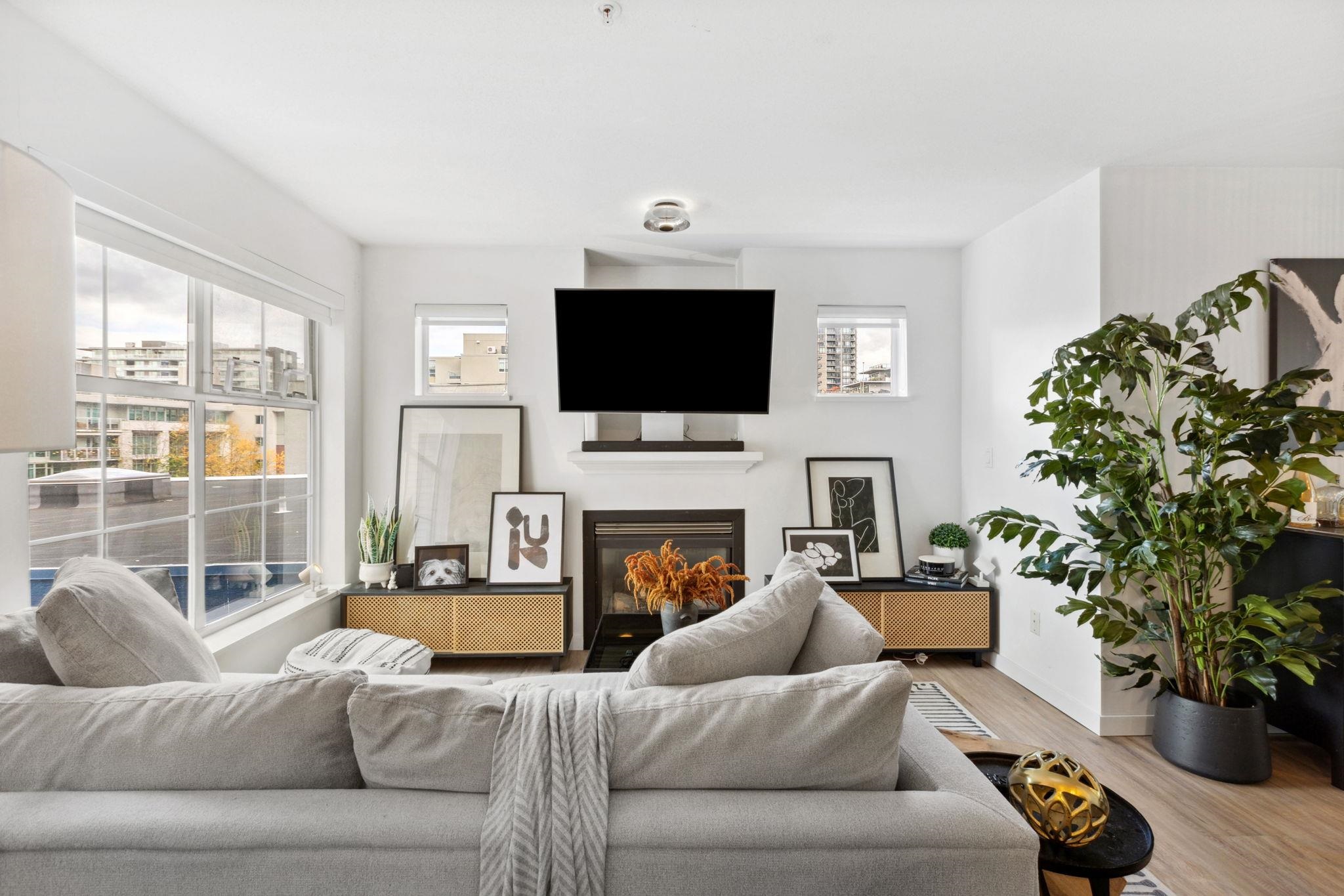 Listing image of 300 137 E 1ST STREET