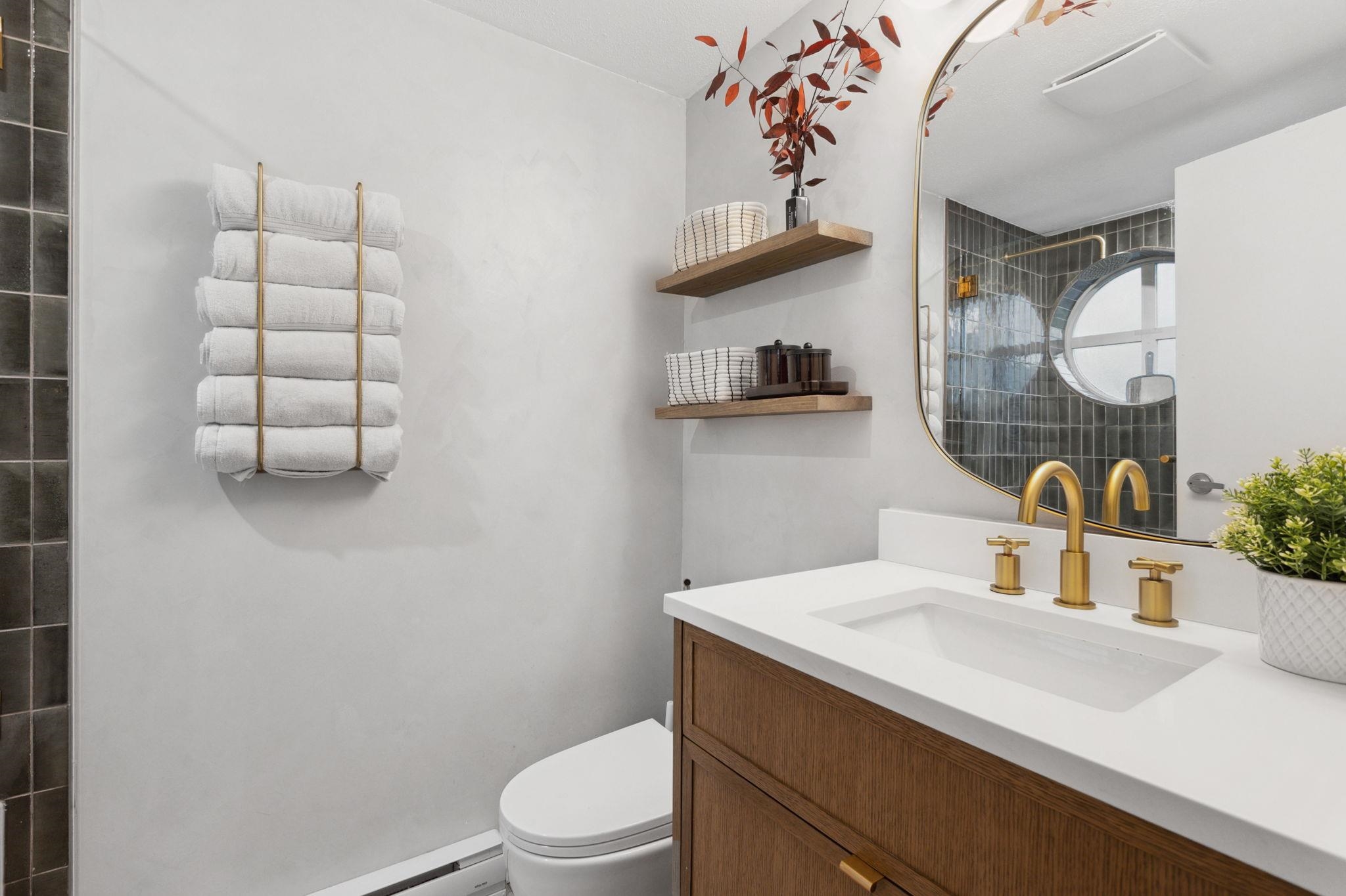 Listing image of 300 137 E 1ST STREET