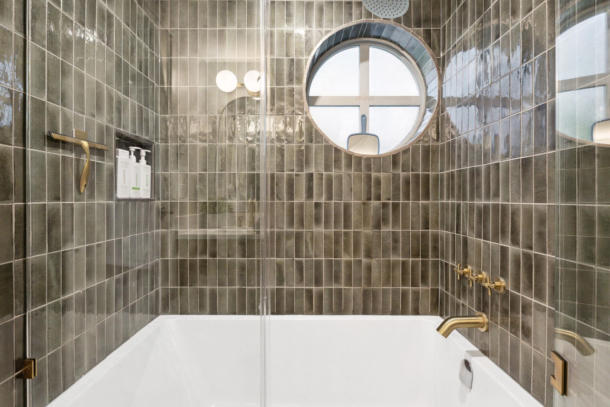 Listing image of 300 137 E 1ST STREET