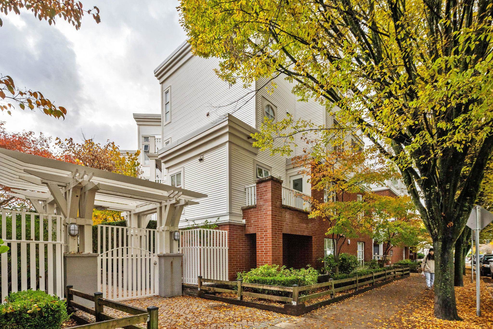 Listing image of 300 137 E 1ST STREET
