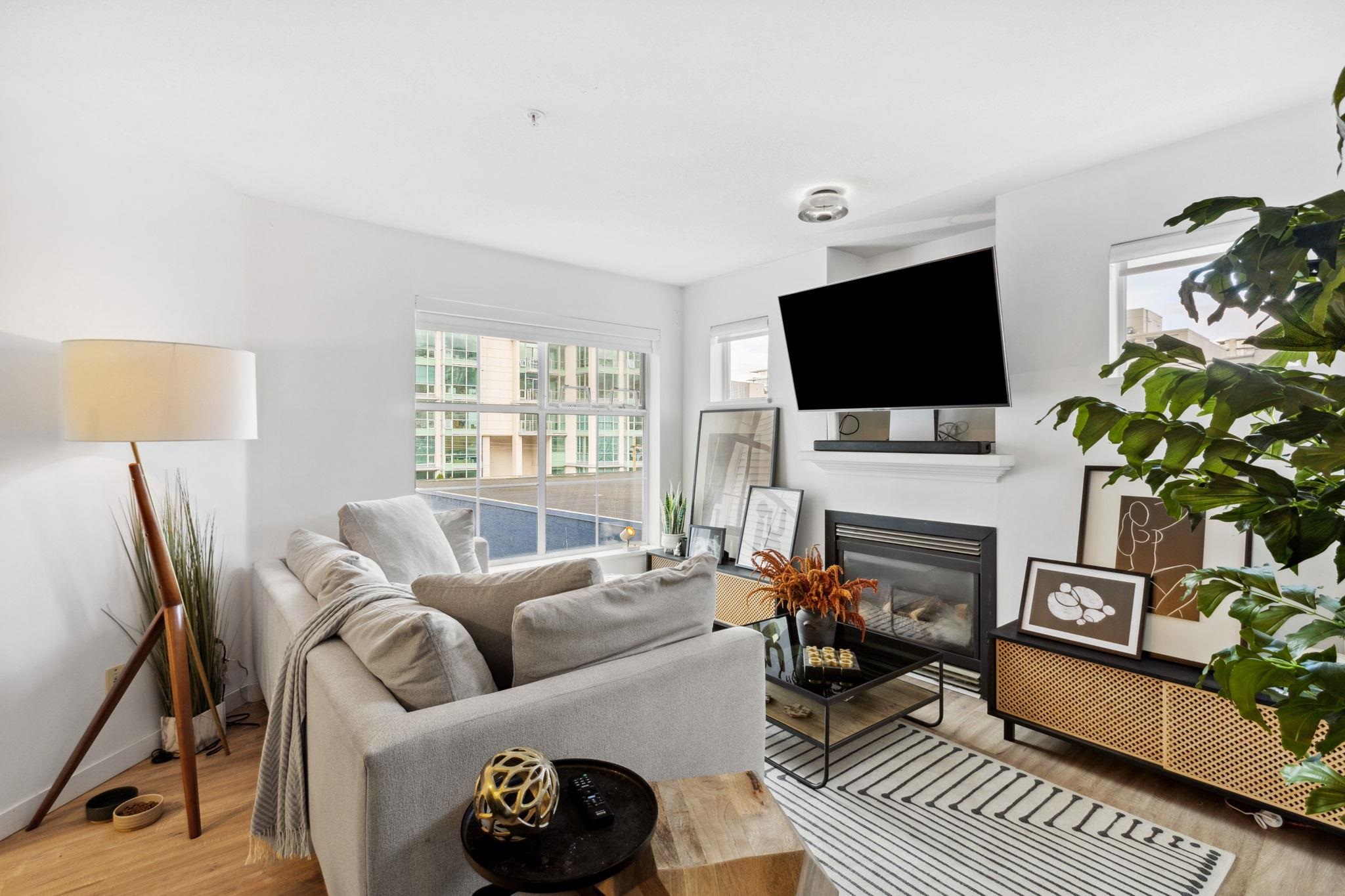 Listing image of 300 137 E 1ST STREET