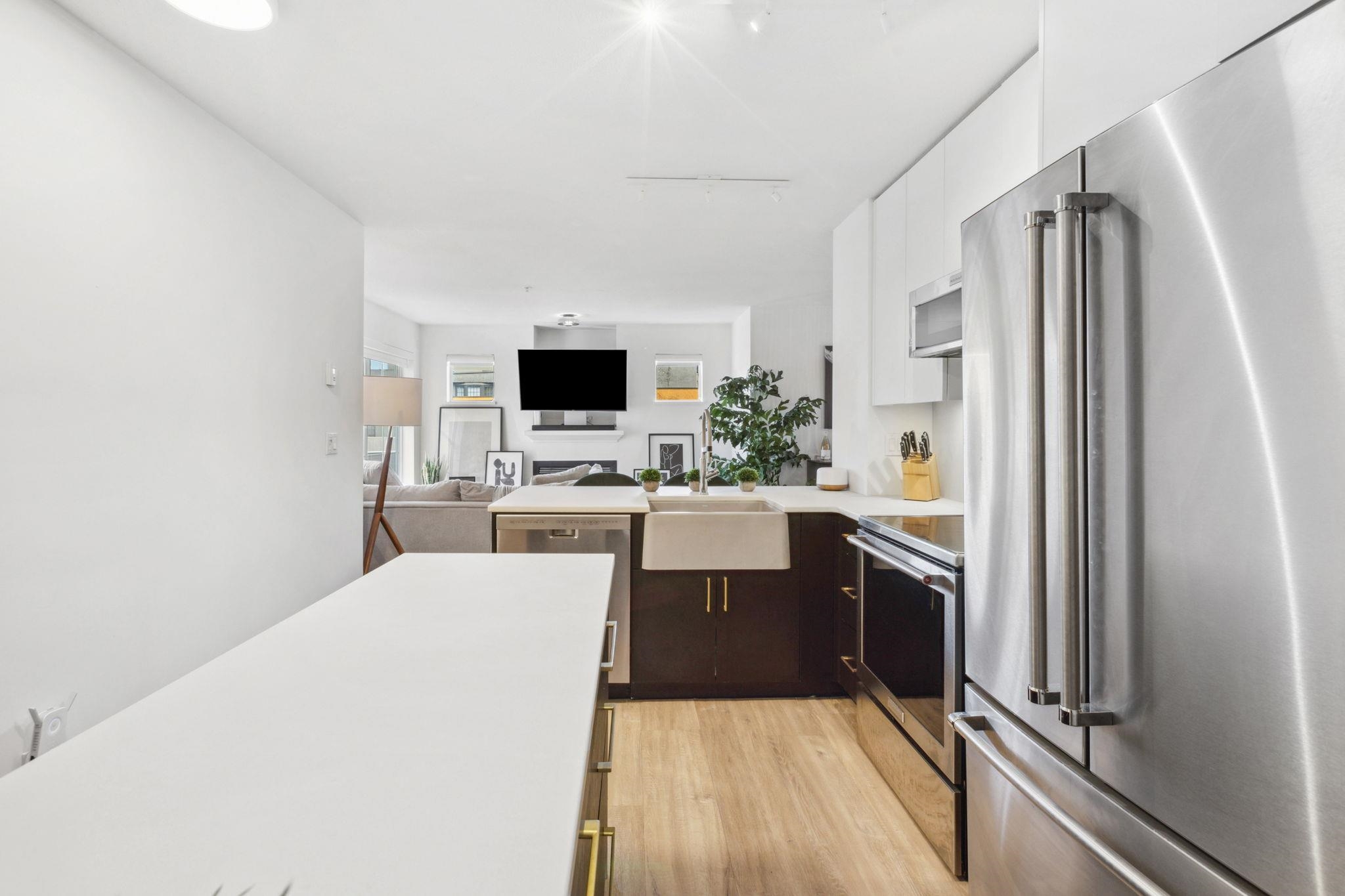 Listing image of 300 137 E 1ST STREET