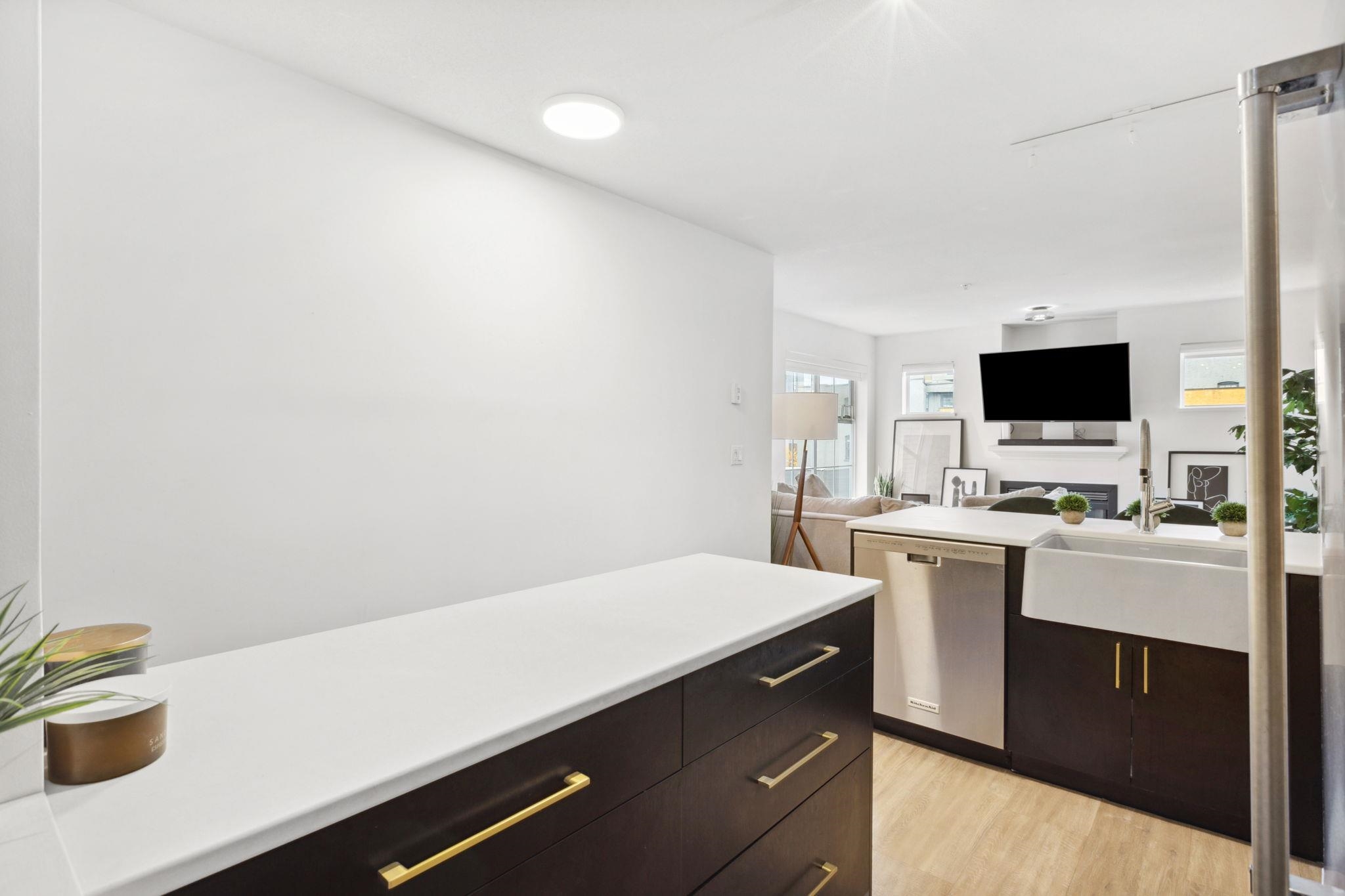 Listing image of 300 137 E 1ST STREET