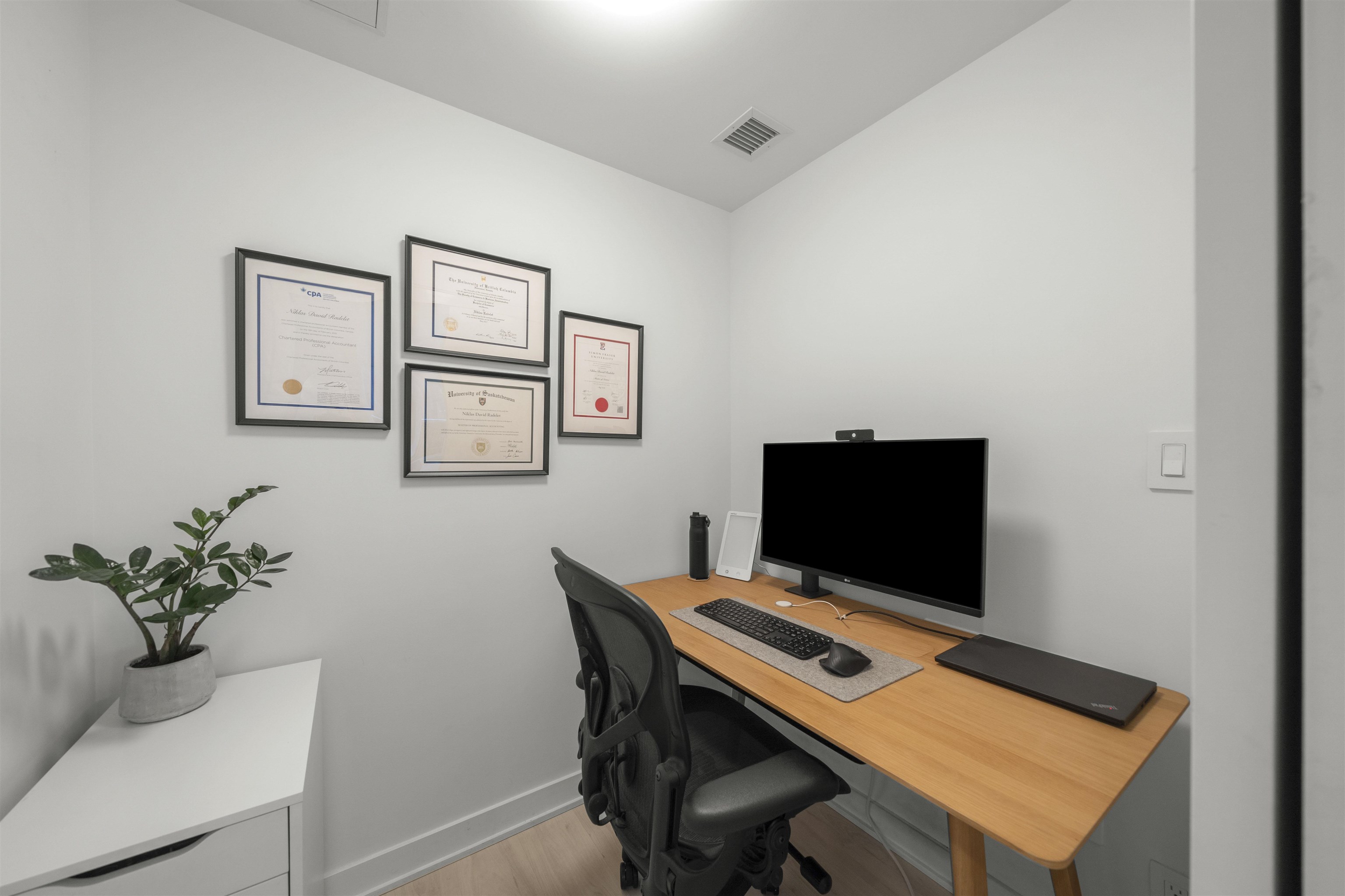 Listing image of 301 1471 HUNTER STREET