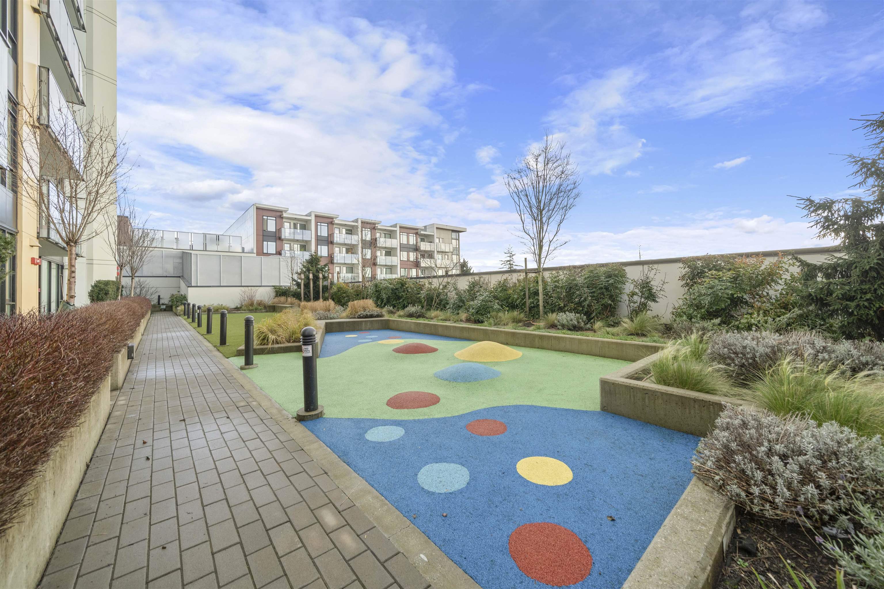 Listing image of 301 1471 HUNTER STREET
