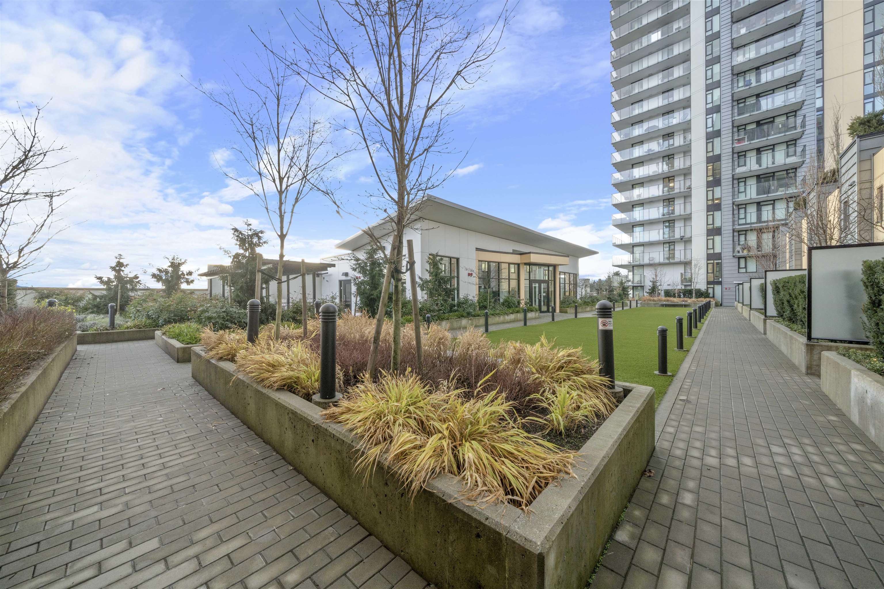 Listing image of 301 1471 HUNTER STREET