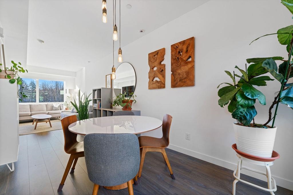 Listing image of 2 856 ORWELL STREET