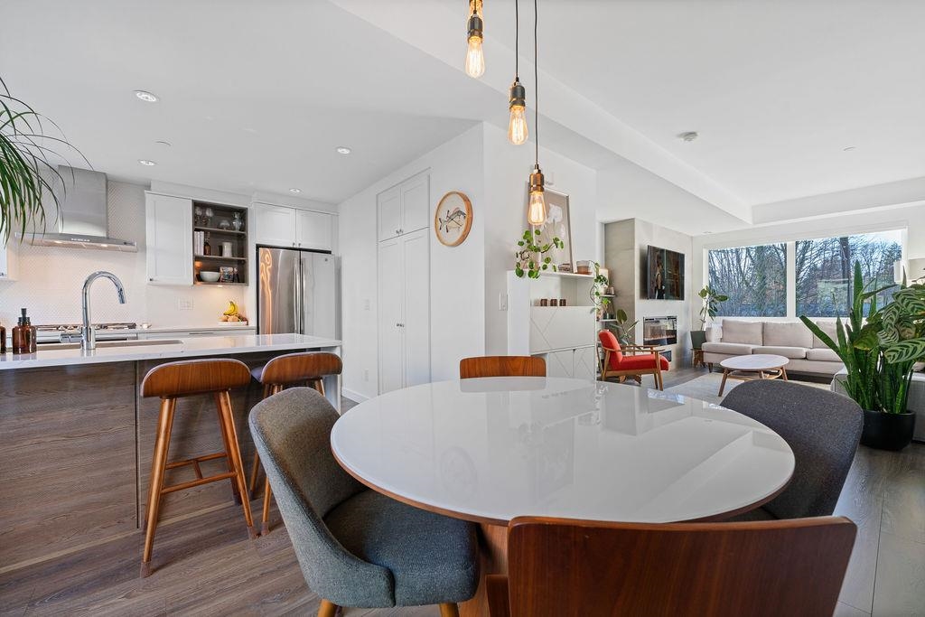 Listing image of 2 856 ORWELL STREET