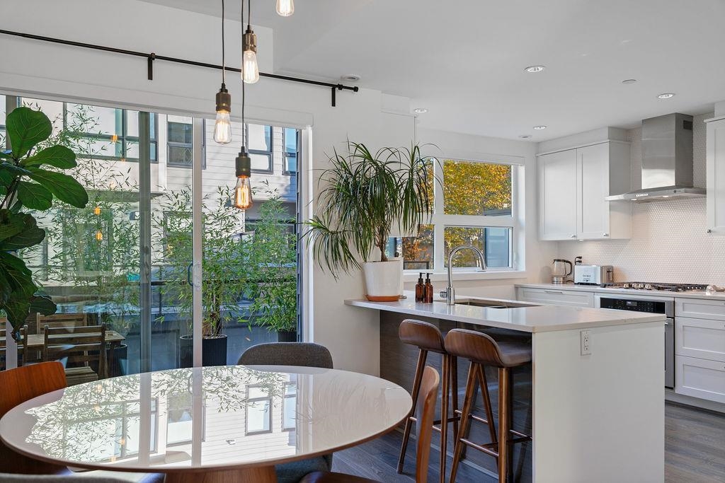 Listing image of 2 856 ORWELL STREET