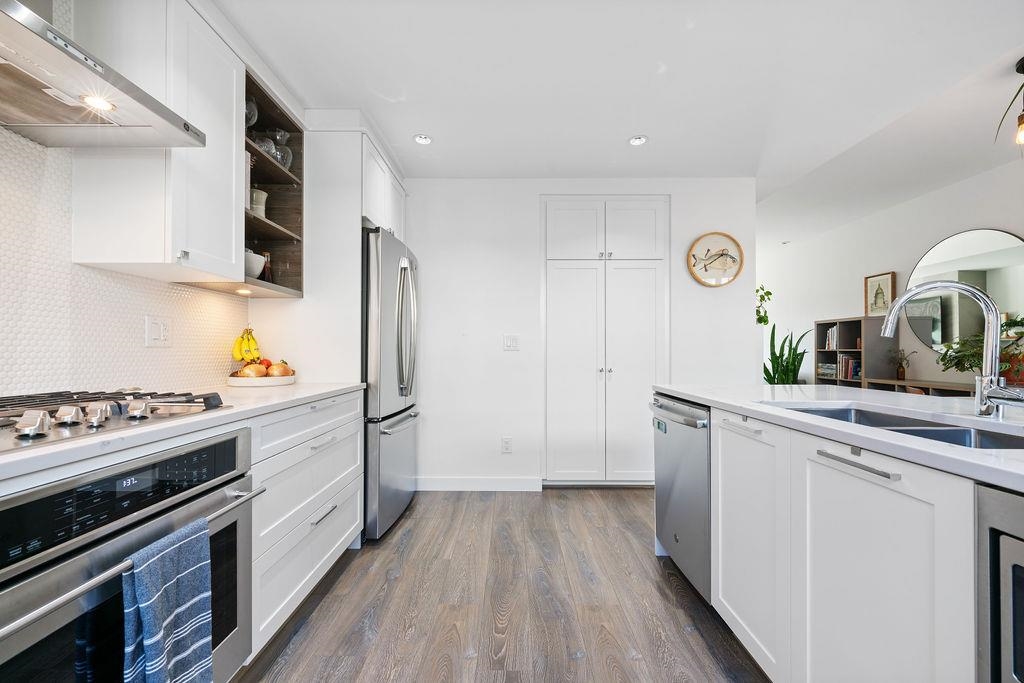 Listing image of 2 856 ORWELL STREET