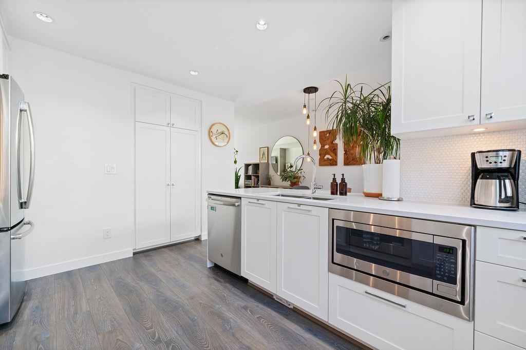 Listing image of 2 856 ORWELL STREET