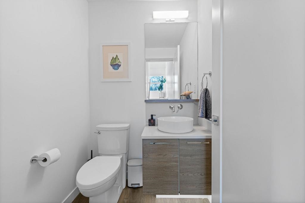 Listing image of 2 856 ORWELL STREET