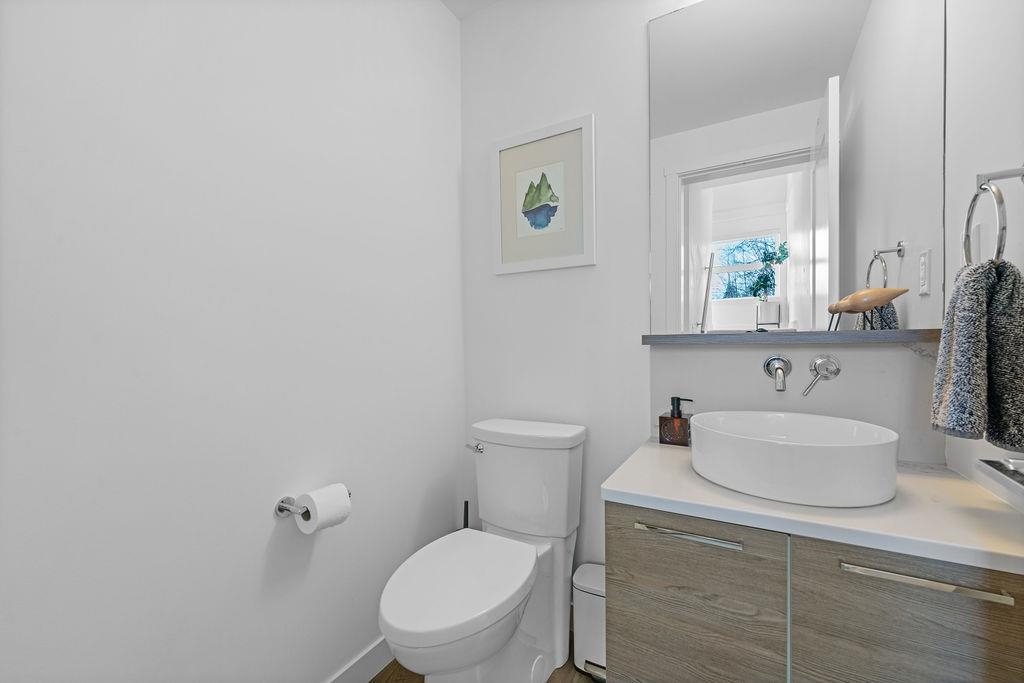 Listing image of 2 856 ORWELL STREET