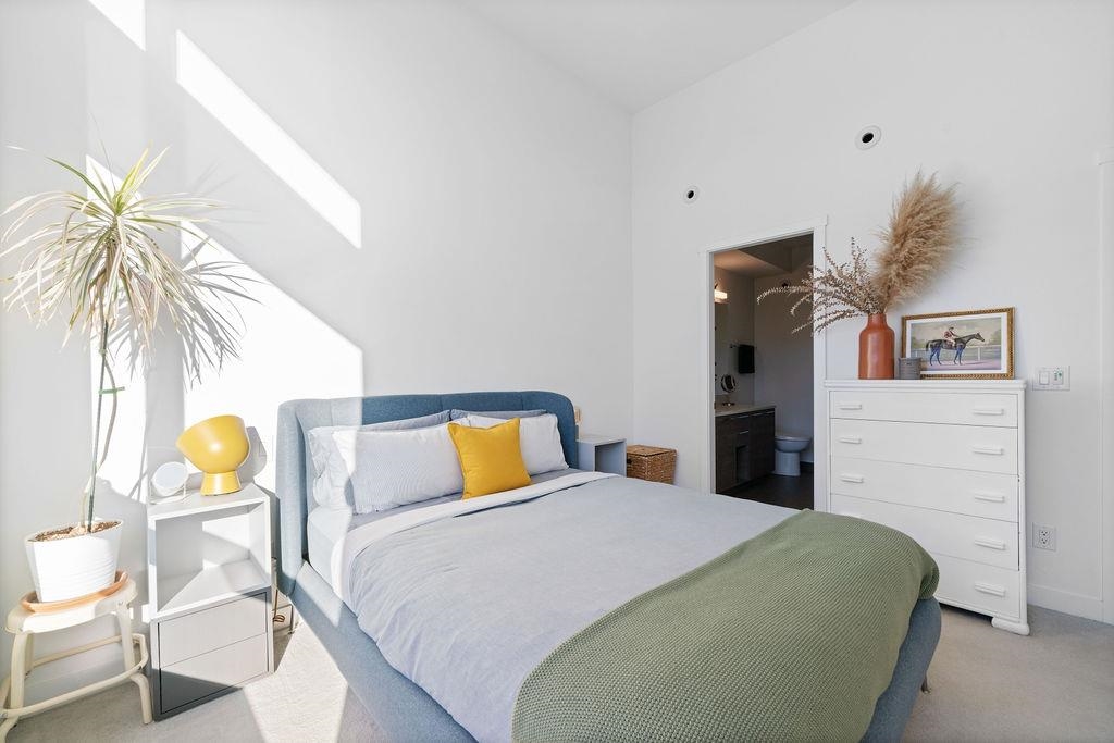 Listing image of 2 856 ORWELL STREET