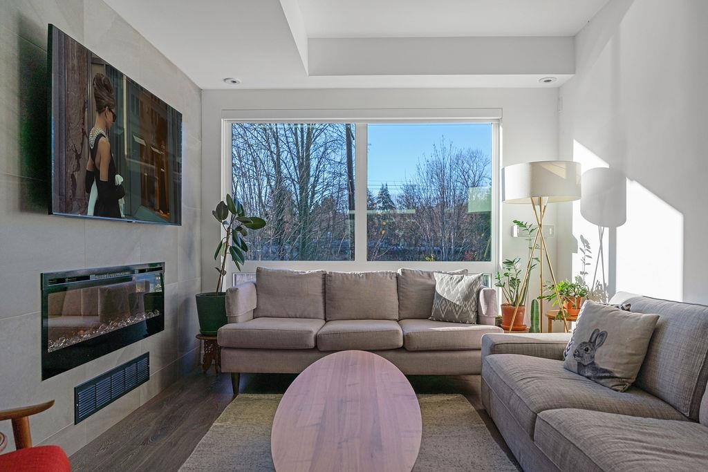 Listing image of 2 856 ORWELL STREET
