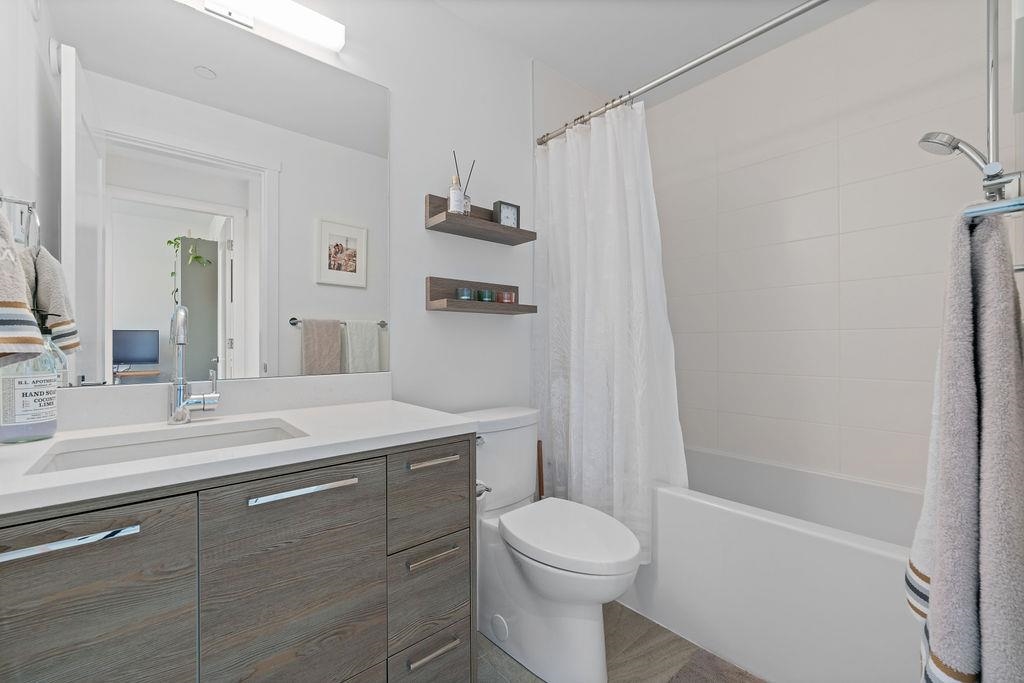 Listing image of 2 856 ORWELL STREET