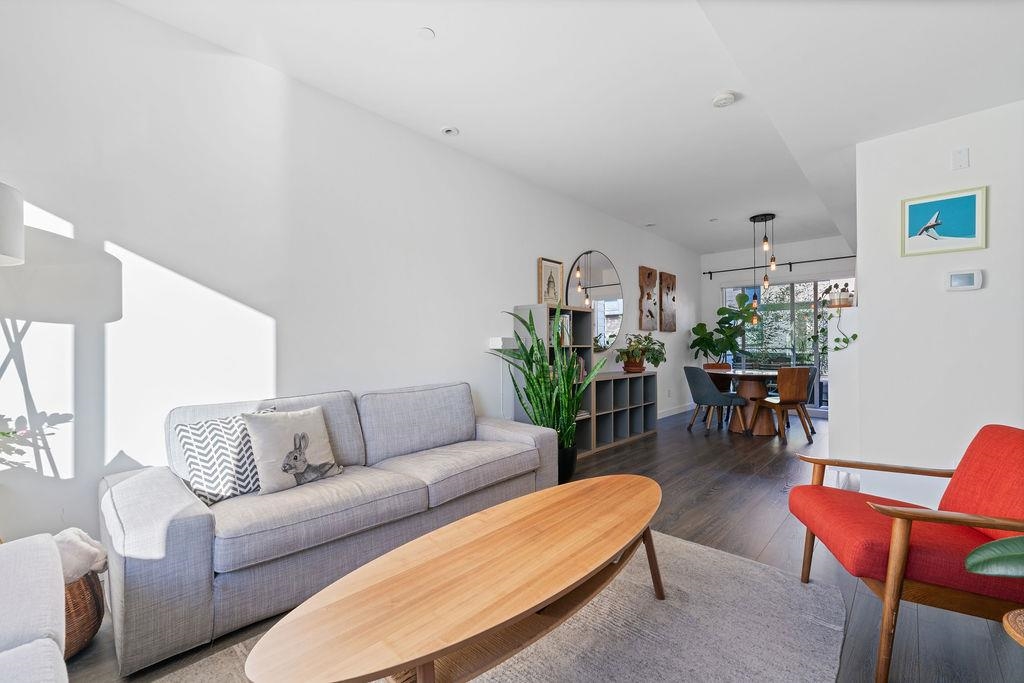 Listing image of 2 856 ORWELL STREET