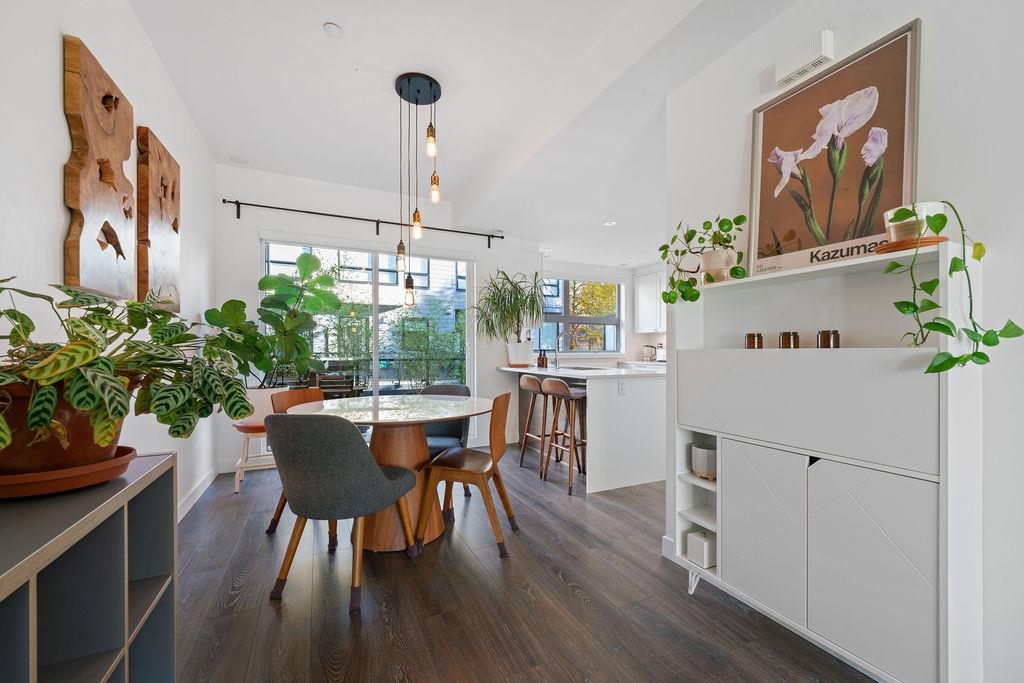 Listing image of 2 856 ORWELL STREET