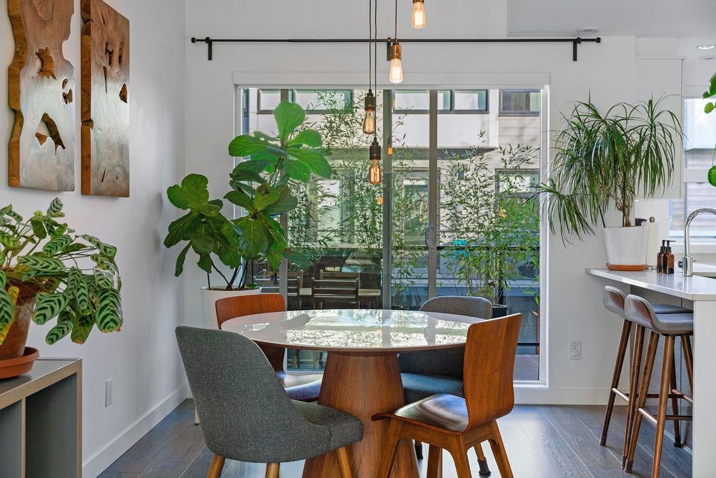 Listing image of 2 856 ORWELL STREET