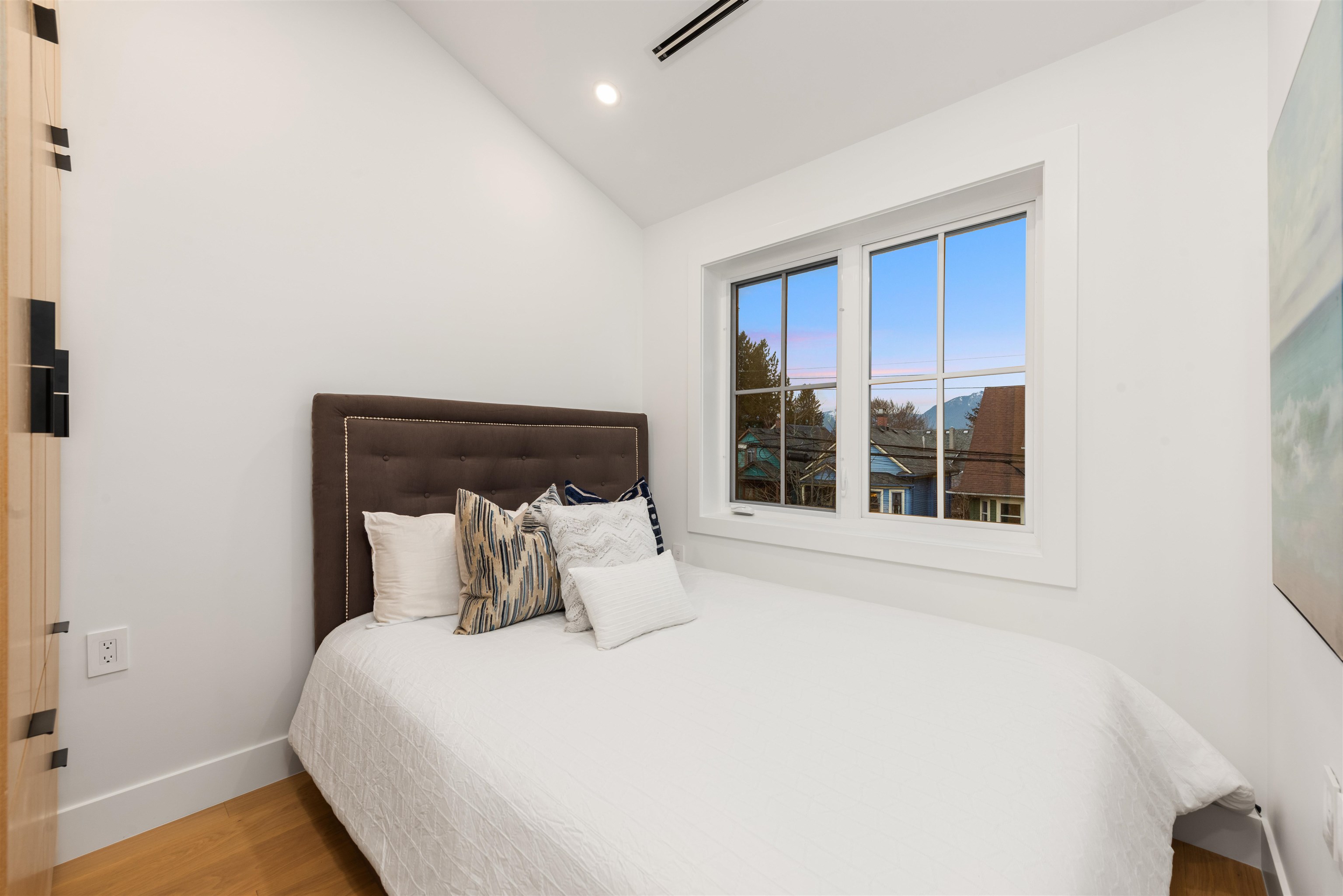 Listing image of 2052 FERNDALE STREET