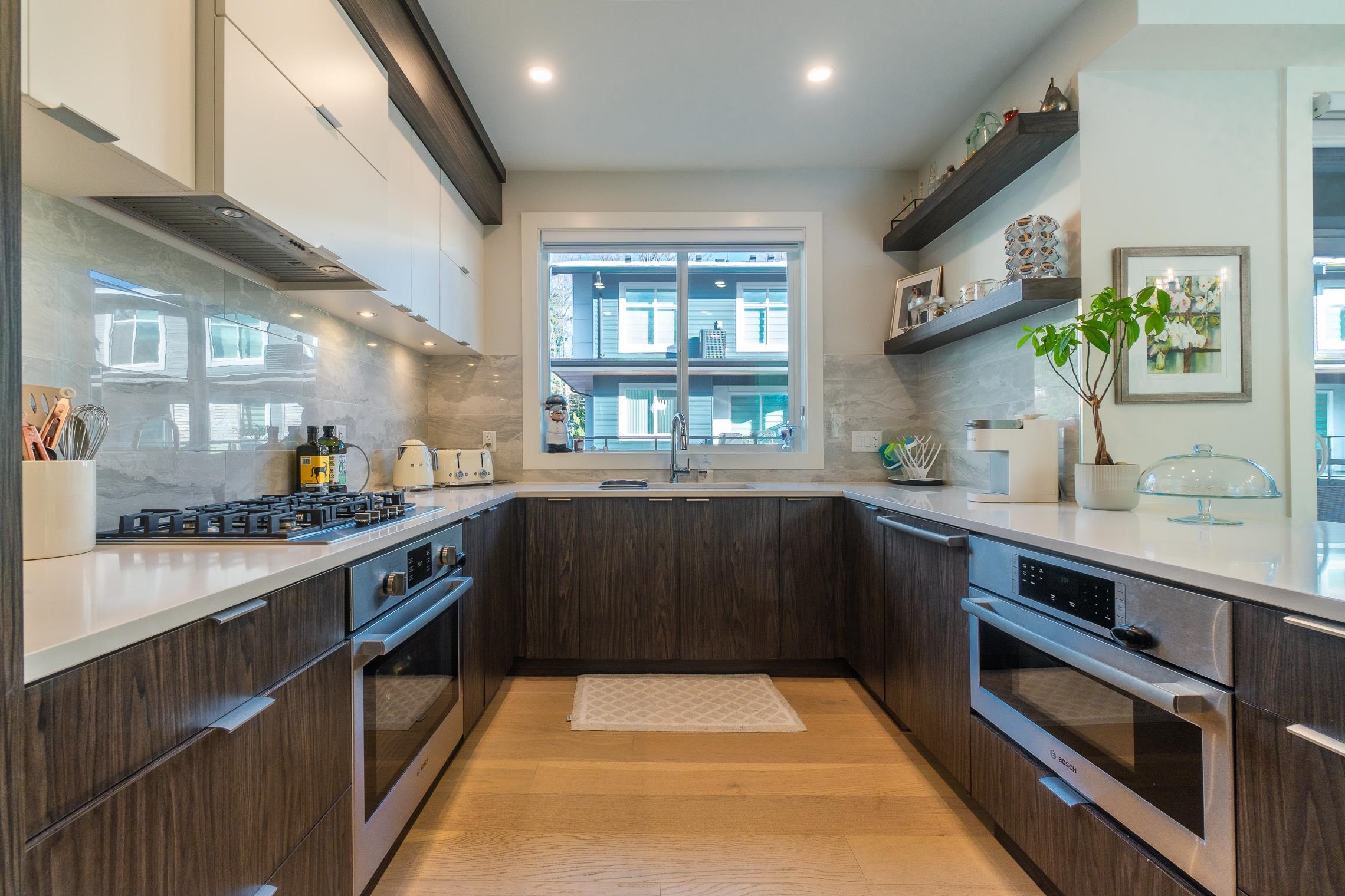 Listing image of 8 933 PREMIER STREET